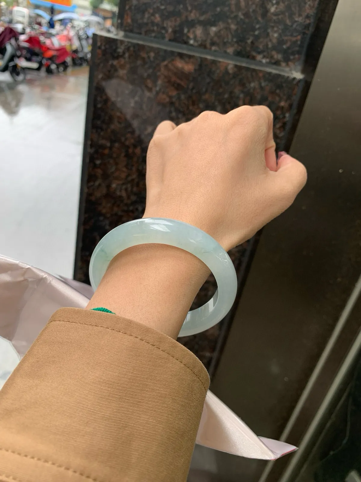 私人专拍
限时特惠链接
飘花正圈，完美，底妆水润细腻，几抹蓝花灵动飘逸，意境感十足，古典优雅又秀气