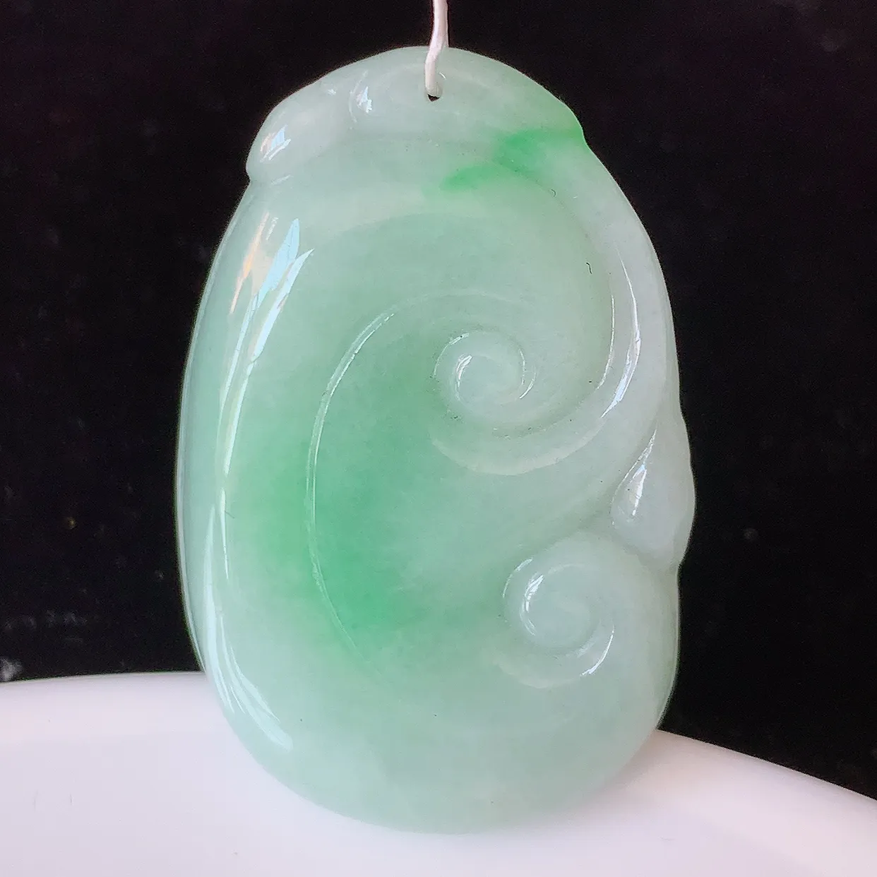 自然光实拍，冰润飘绿翡翠万事如意吊坠，翠色灵动，种老水足，寓意好，品相佳，佩戴佳品！#35.7