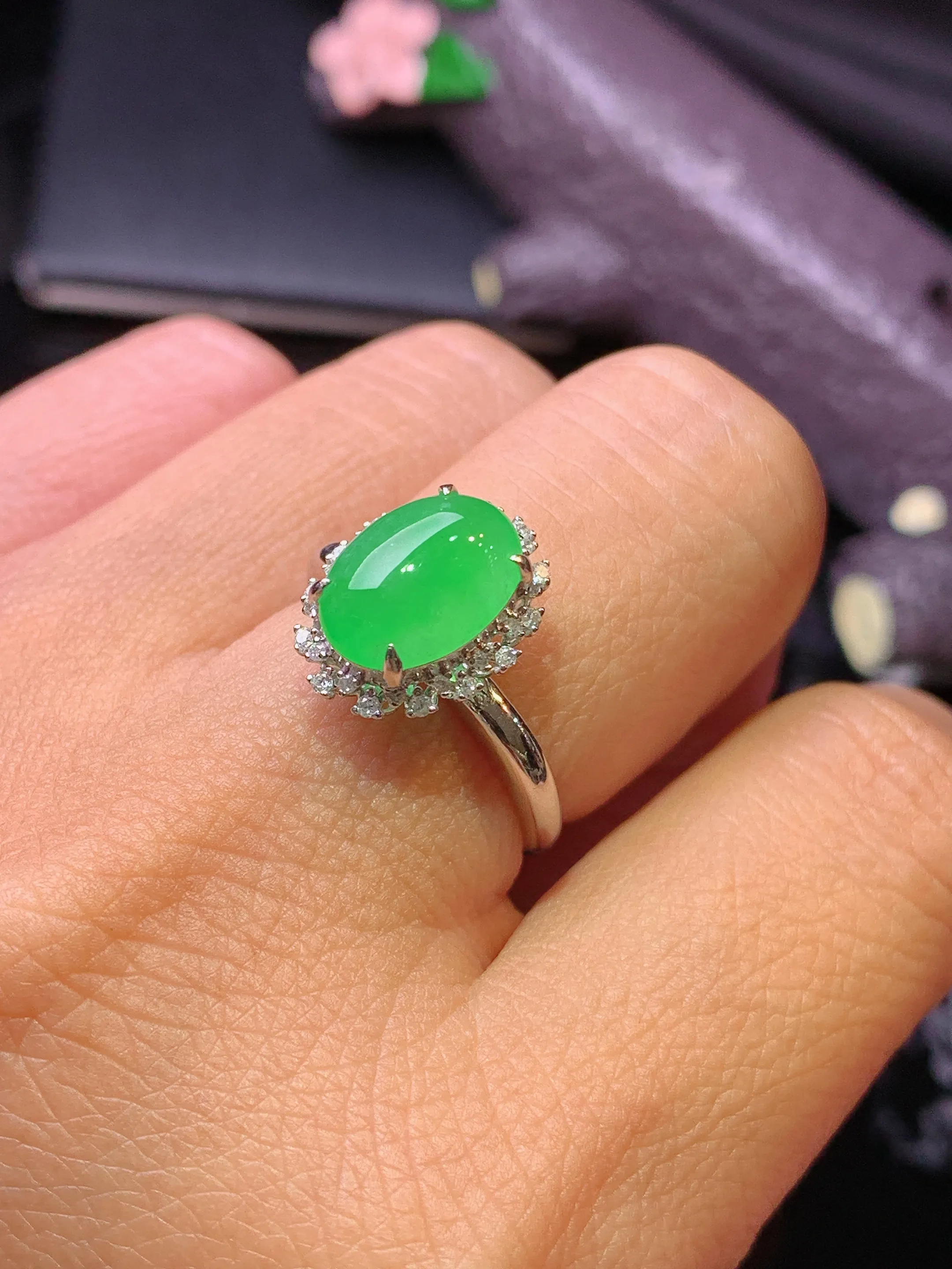 18k金钻镶嵌翠绿蛋面吊坠 玉质细腻 水润亮眼 色泽艳丽 圈口13.5 整体尺寸13.5*10.5*9.2