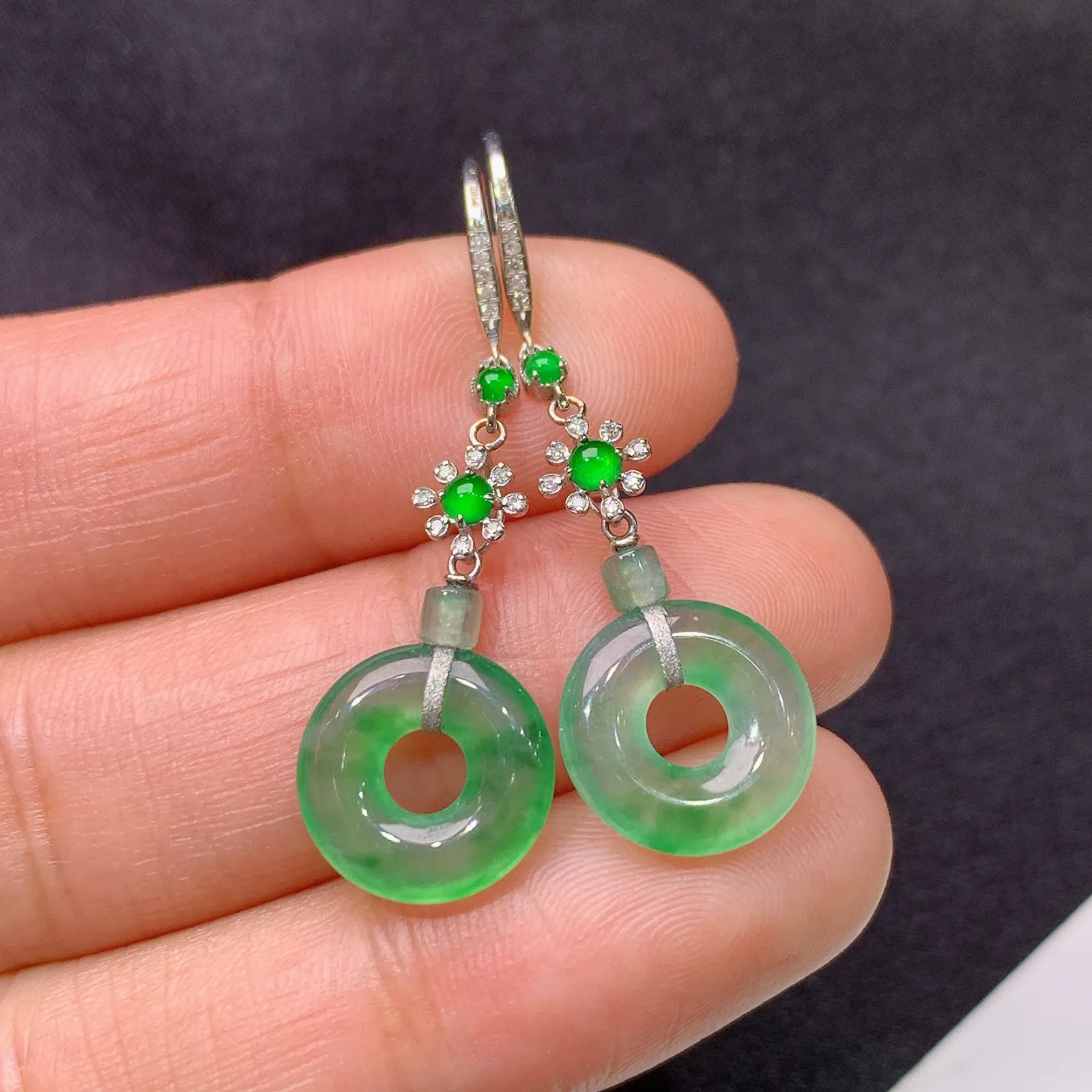 冰飘绿甜甜圈耳坠，18k金镶嵌，简约时尚，冰润色阳，种水足 尺寸11.4*2