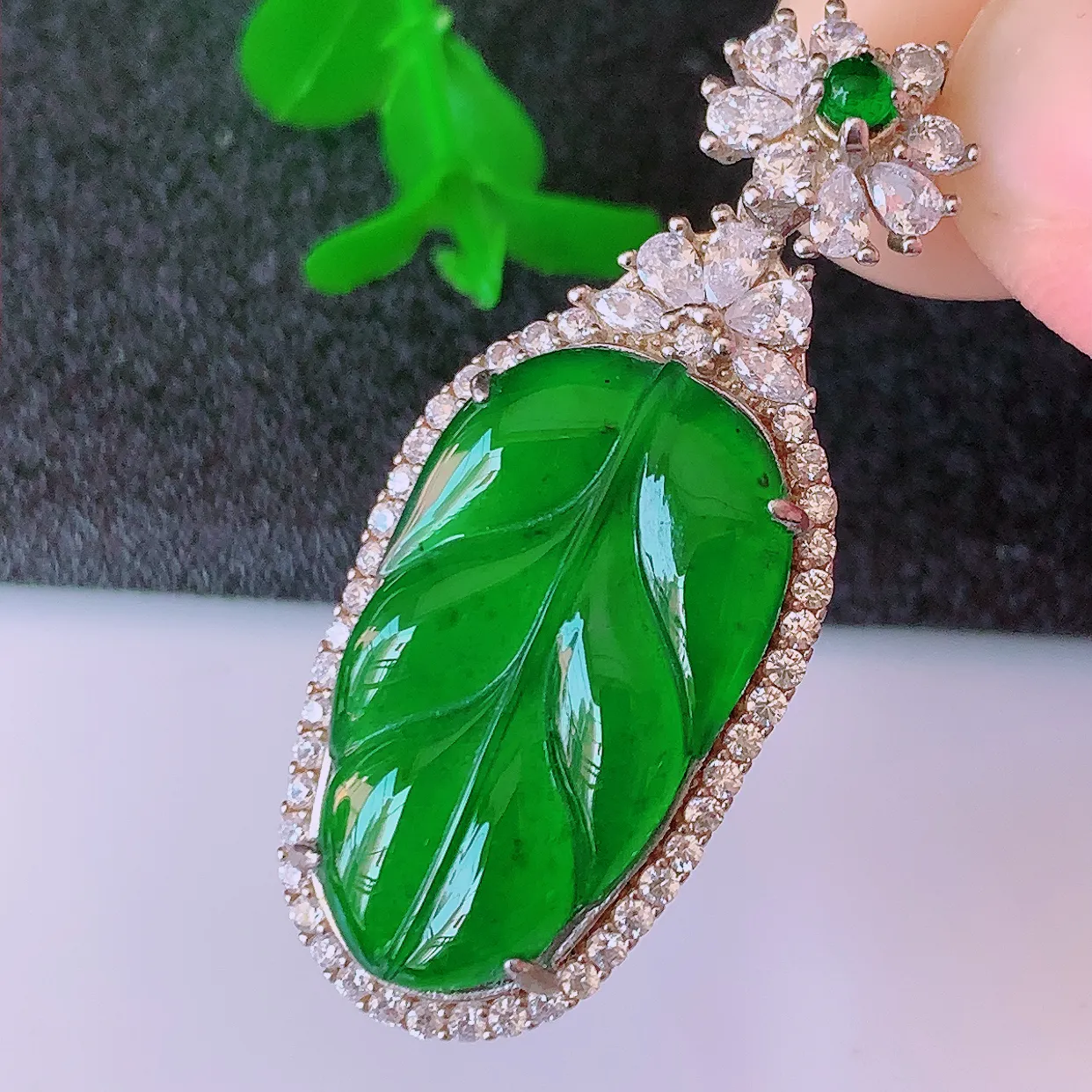 冰透满绿翡翠925银镶嵌叶子吊坠，自然光实拍，翠色灵动，颜色漂亮，种老水足，品相佳，佩戴佳品！#97.7整体38.5*15.8*7.8裸石23*13