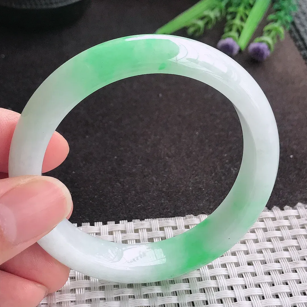 天然A货翡翠56.5/13/8.8老坑精美温润飘阳绿手镯宽边玉镯