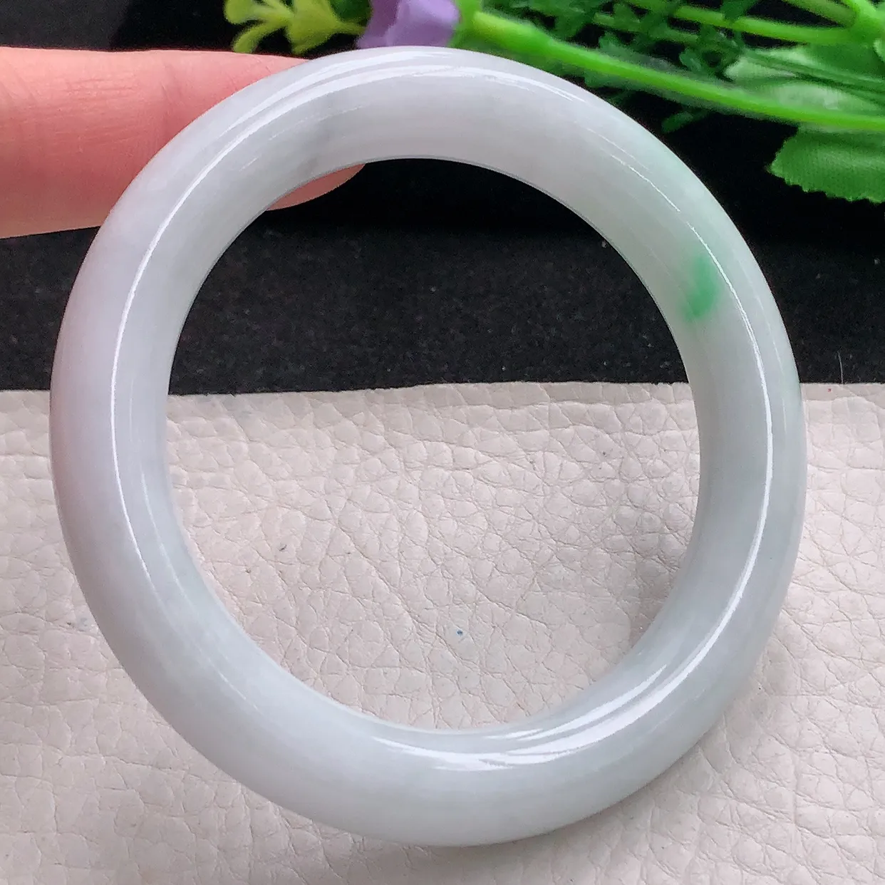 xx自然光56*11*10.5美人镯 翡翠a货玉手镯白底青圆条珠宝玉手环