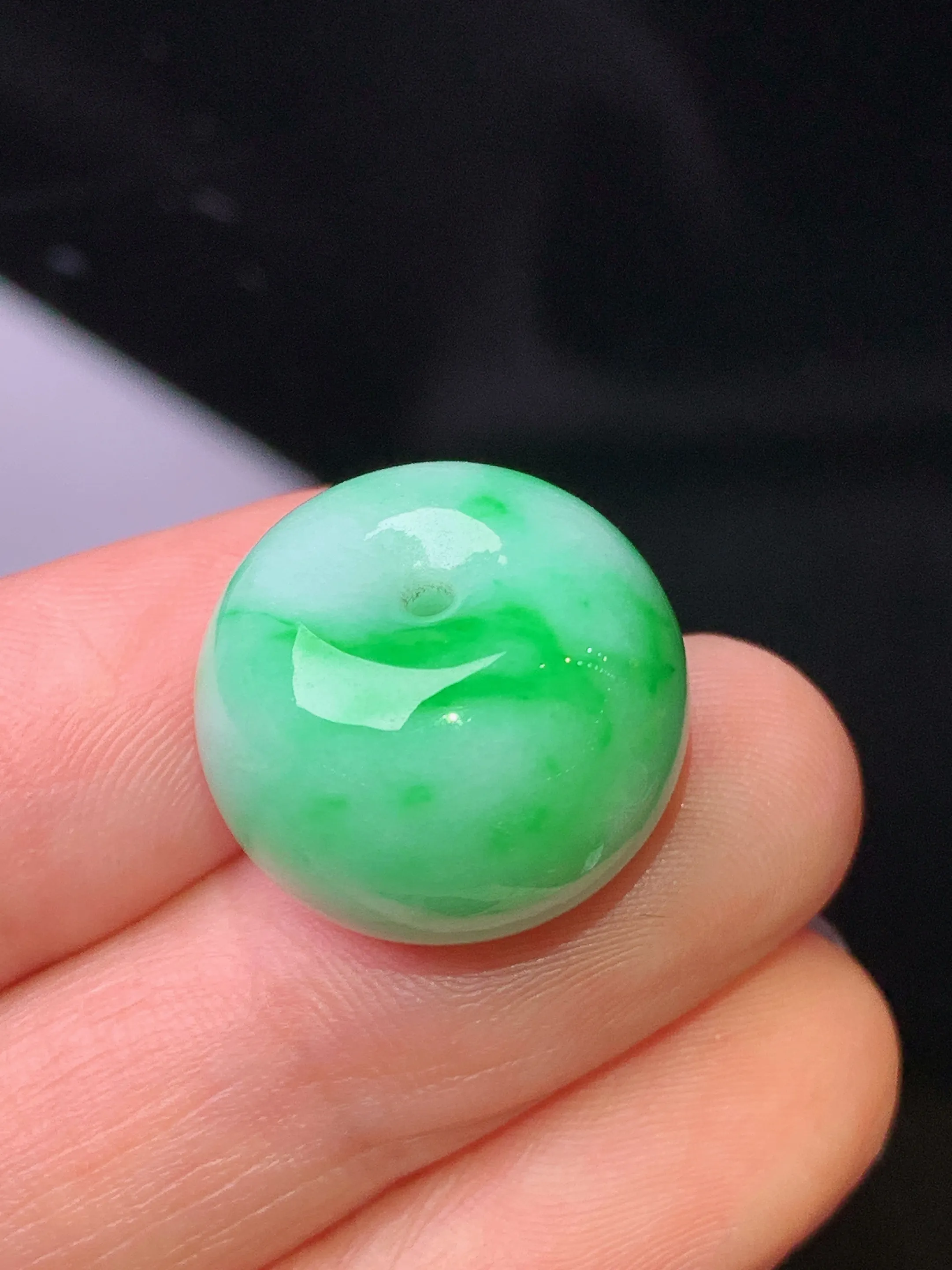 翠绿路路通吊坠 玉质细腻 水润亮眼 色泽艳丽 整体尺寸17.6*13