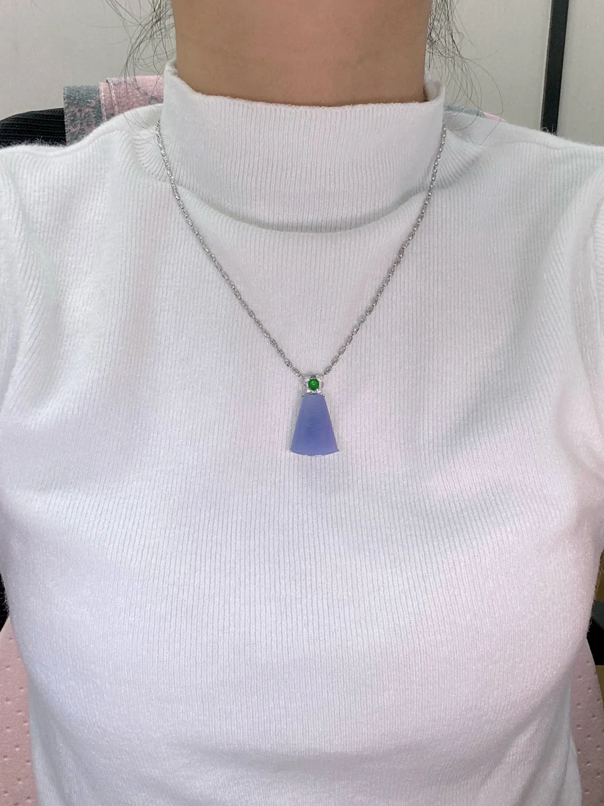 【冰种紫无事牌吊坠】质地细腻，光泽度不错，18k金钻镶嵌，裸石尺寸22.8*17.4*6.5毫米