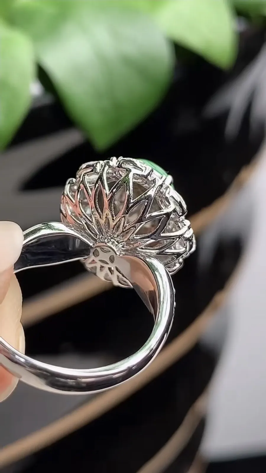 a货翡翠老坑冰种18K金伴钻镶嵌阳绿蛋面戒指 圈口17.6裸石尺寸10.7×8.6mm 重量6.14g 1209