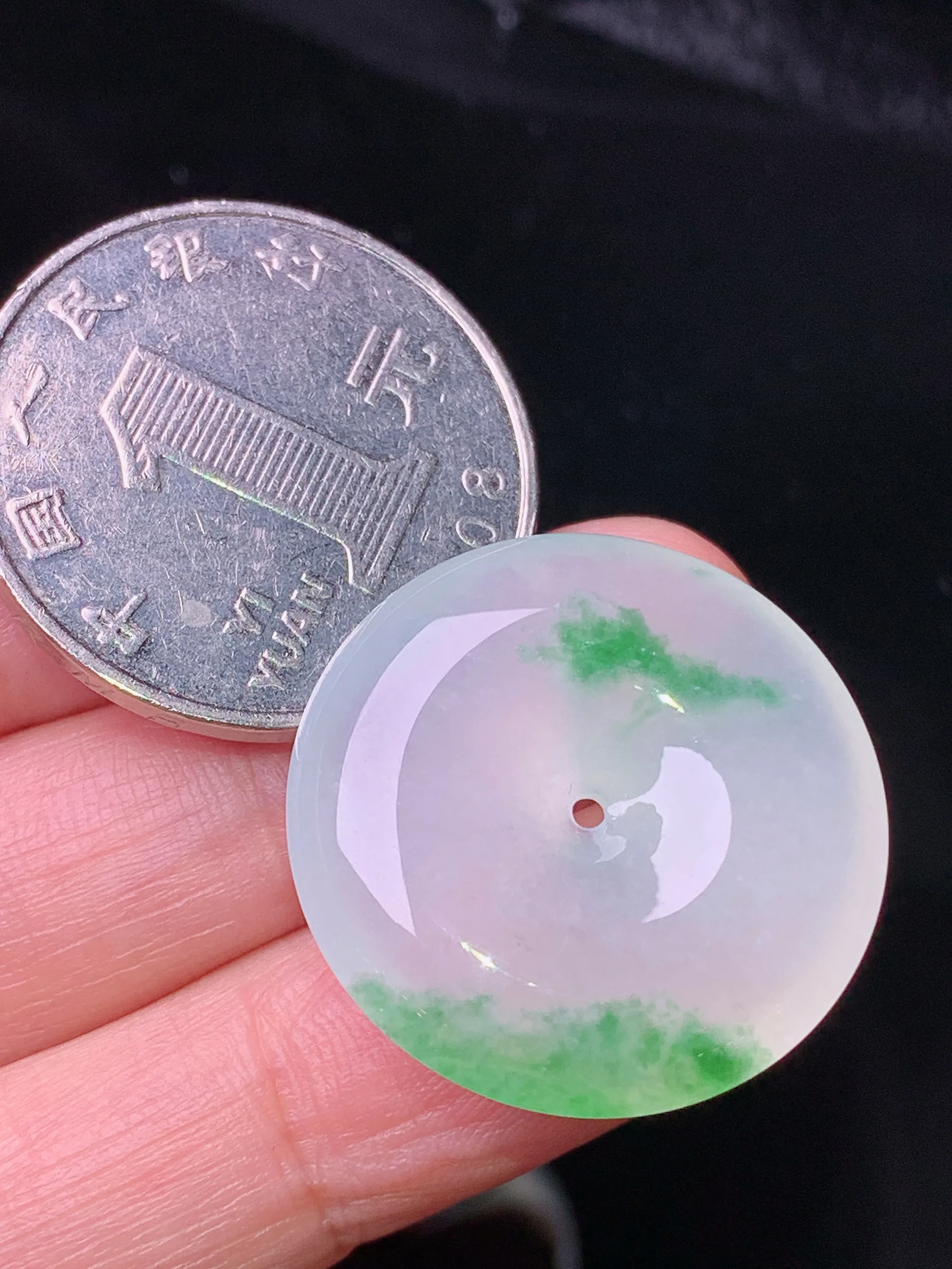 冰种飘绿平安扣吊坠 玉质细腻 水润亮眼 色泽艳丽 整体尺寸24.3*5.6