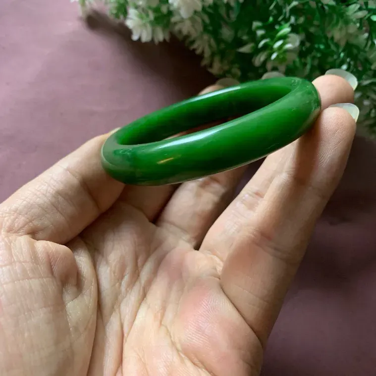 珍藏品，和田玉碧玉54.5圈口阳绿色手镯！玉质细腻油润 底色纯净 脂粉好，品质高。