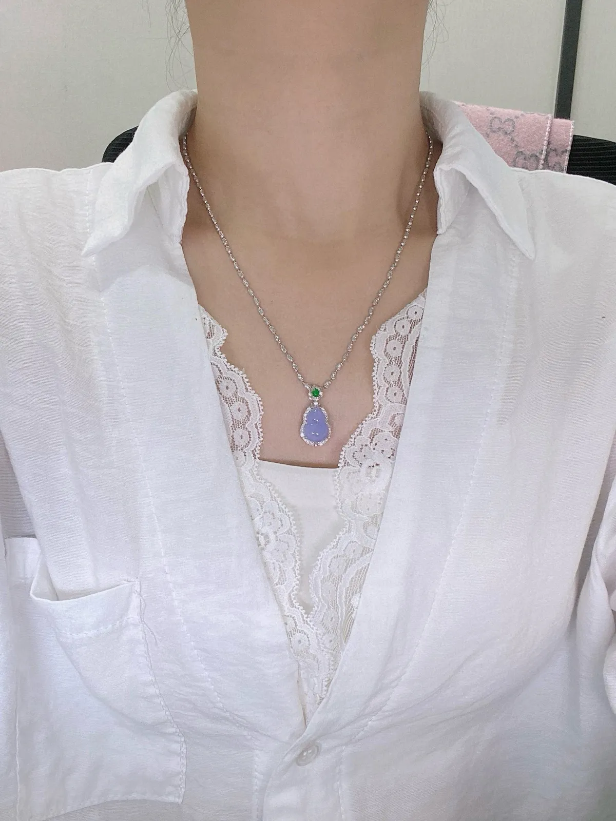 【冰种紫葫芦吊坠】质地细腻，冰透纯净，唯美漂亮，珍藏品质，18K金钻镶嵌，裸石尺寸14*10*4.5毫米，佩戴很漂亮。