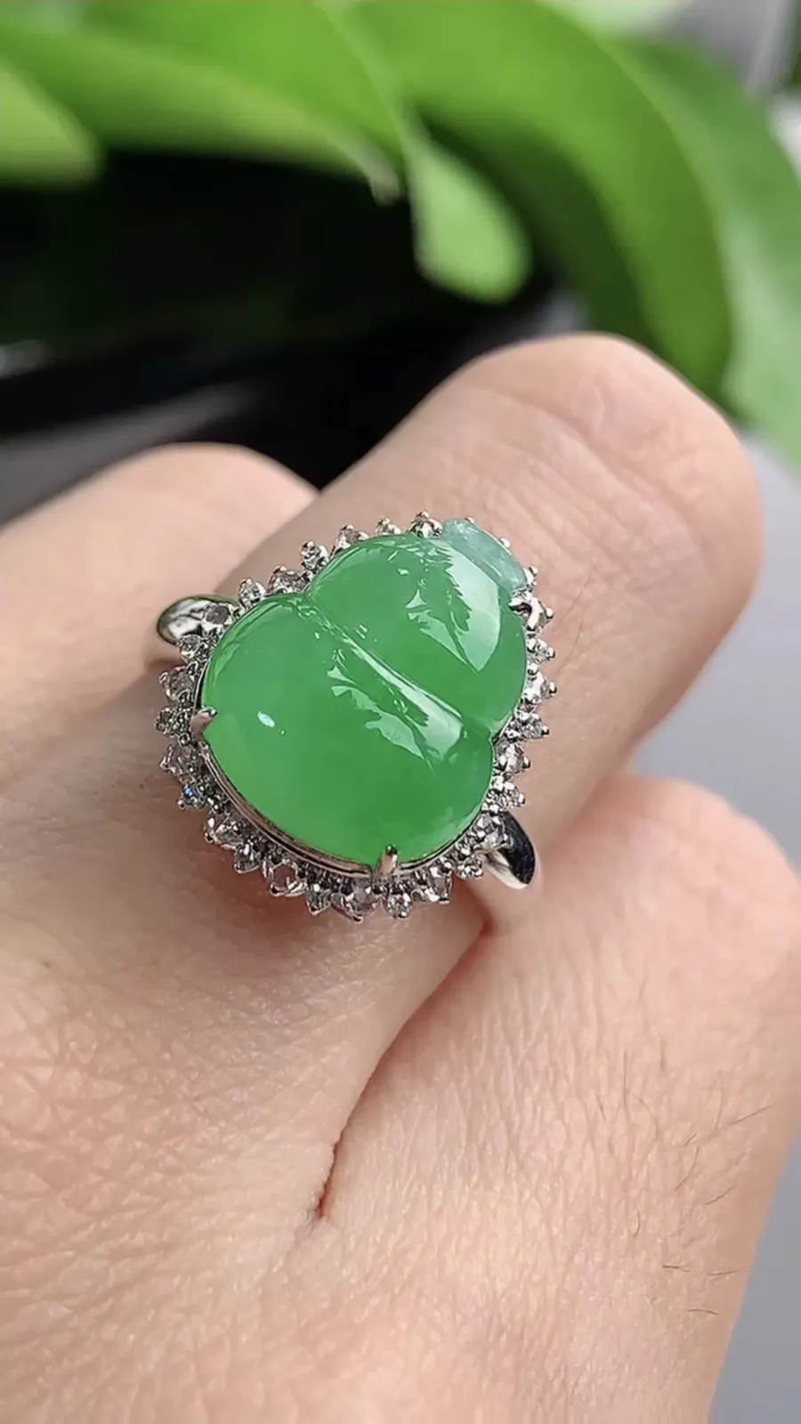 a货翡翠老坑冰种18K金伴钻镶嵌甜绿葫芦戒指 圈口17.4裸石尺寸12.3×10.7mm 重量3.28g 1208