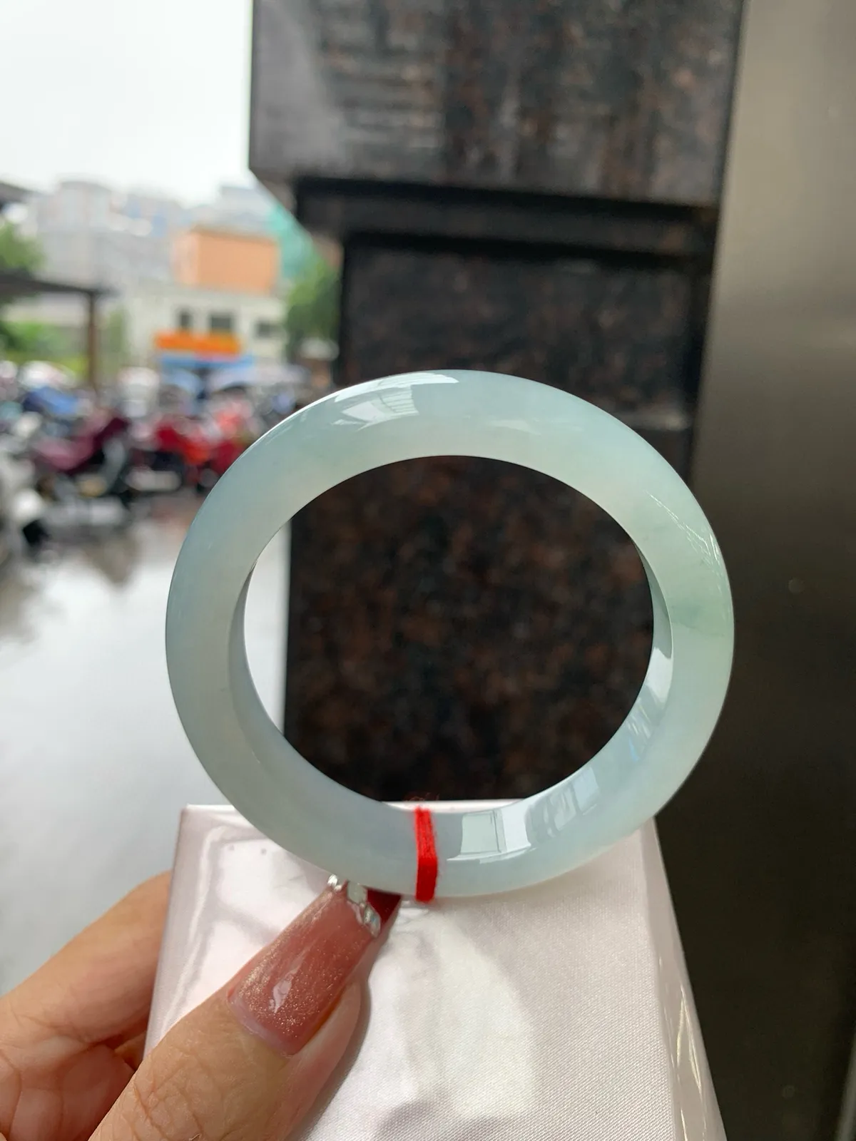 私人专拍
限时特惠链接
飘花正圈，完美，底妆水润细腻，几抹蓝花灵动飘逸，意境感十足，古典优雅又秀气