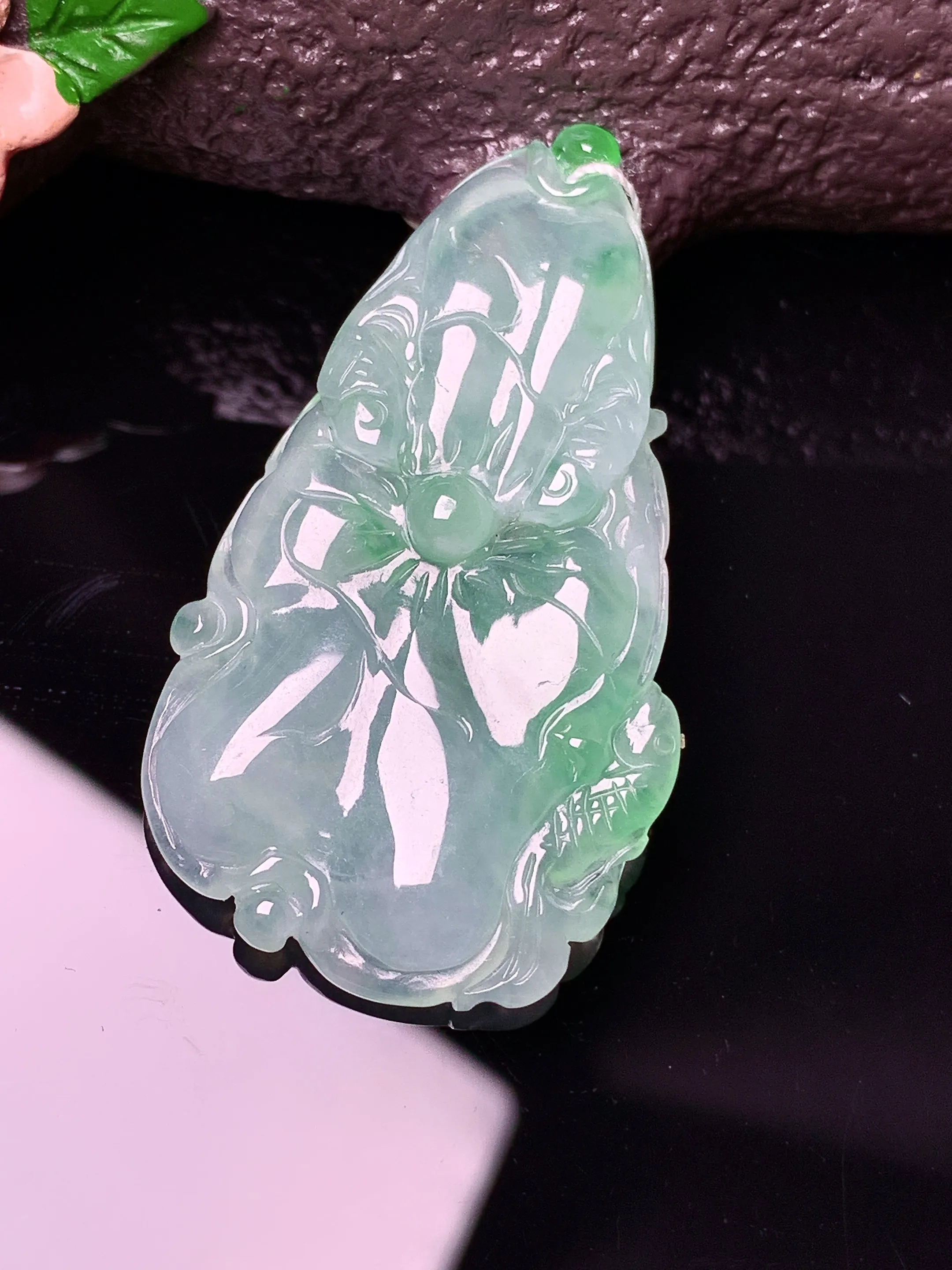飘绿荷叶牌吊坠 玉质细腻 水润亮眼 色泽艳丽 整体尺寸44.6*24.8*4.2