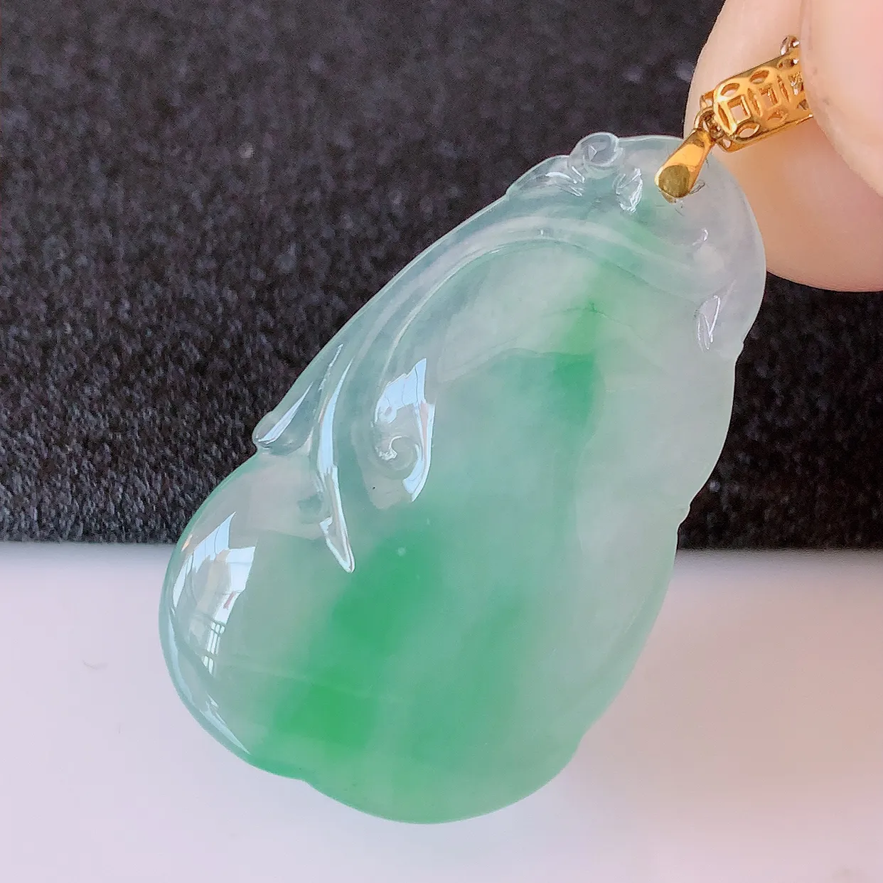 自然光实拍，18k金镶嵌冰种飘绿翡翠如意吊坠，寓意顺心如意，事事如意，吉祥如意，细腻饱满，色泽鲜艳，称心如意佩戴优雅时尚！#41.7整体38裸石32.5*19*4.5