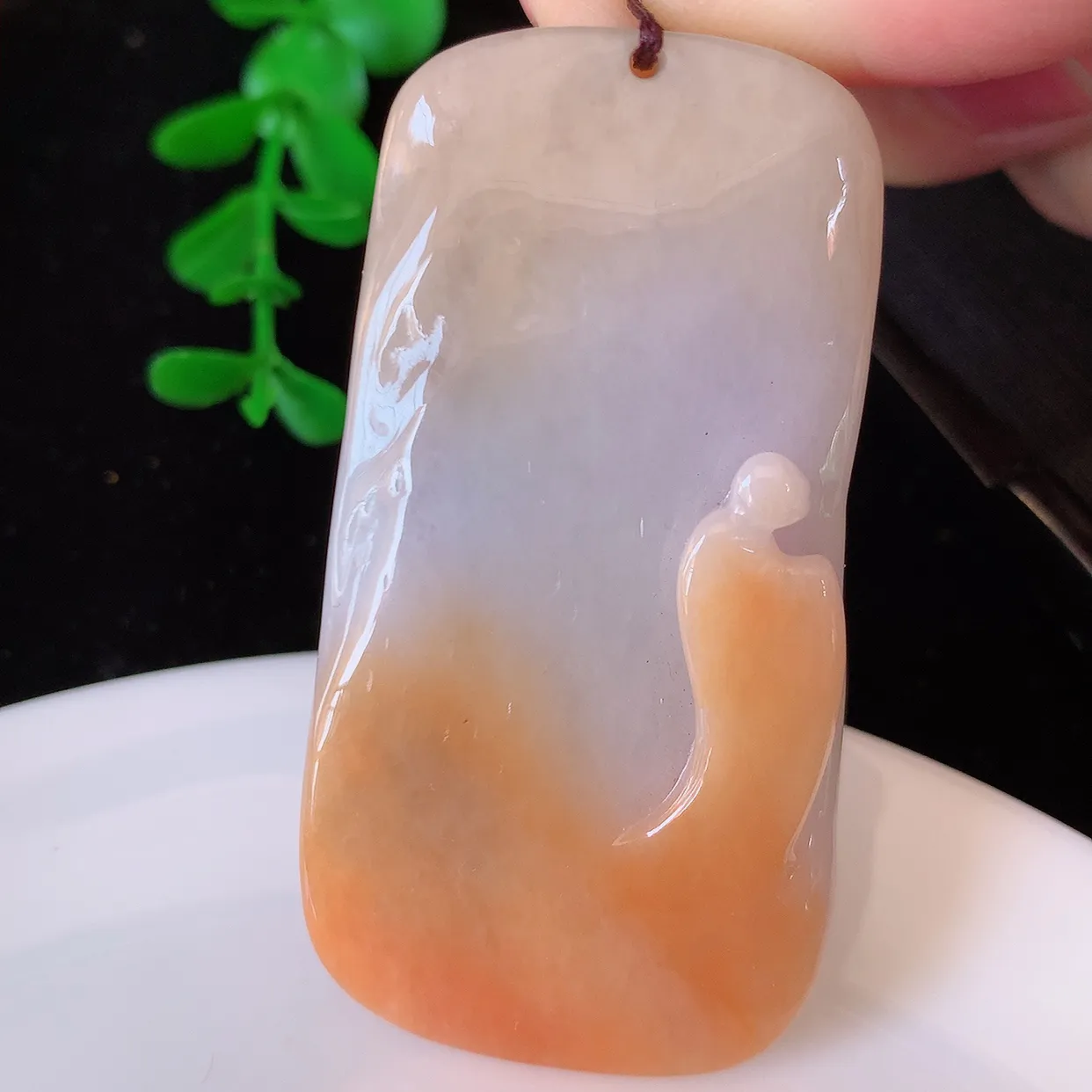 自然光实拍，特色黄翡双彩翡翠悟道吊坠。悟道寓意“祥和，安宁，吉祥，幸福”，质地相当细腻，意境化设计雕刻，取道法自然、天人合一之意，很有意思的一件精品悟道，推荐入手，个性之选。#60.7