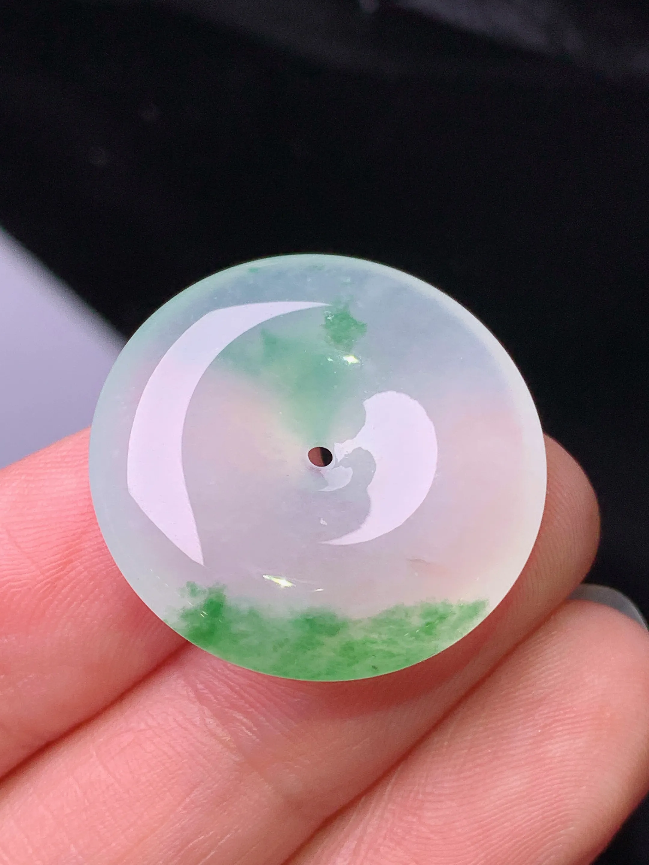 冰种飘绿平安扣吊坠 玉质细腻 水润亮眼 色泽艳丽 整体尺寸24.3*5.6