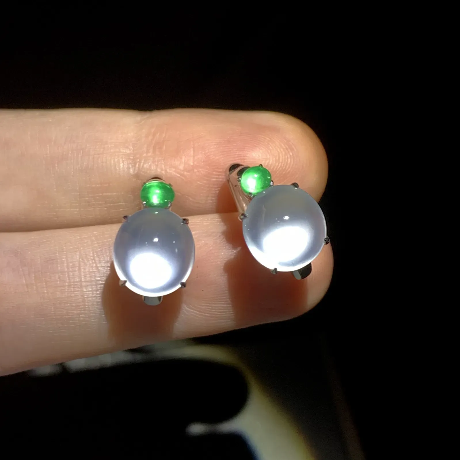 高品质白蛋面耳拍，裸石10-9.3-5.5mm，
18K金，南非钻，翡翠绿蛋面，55.3g，