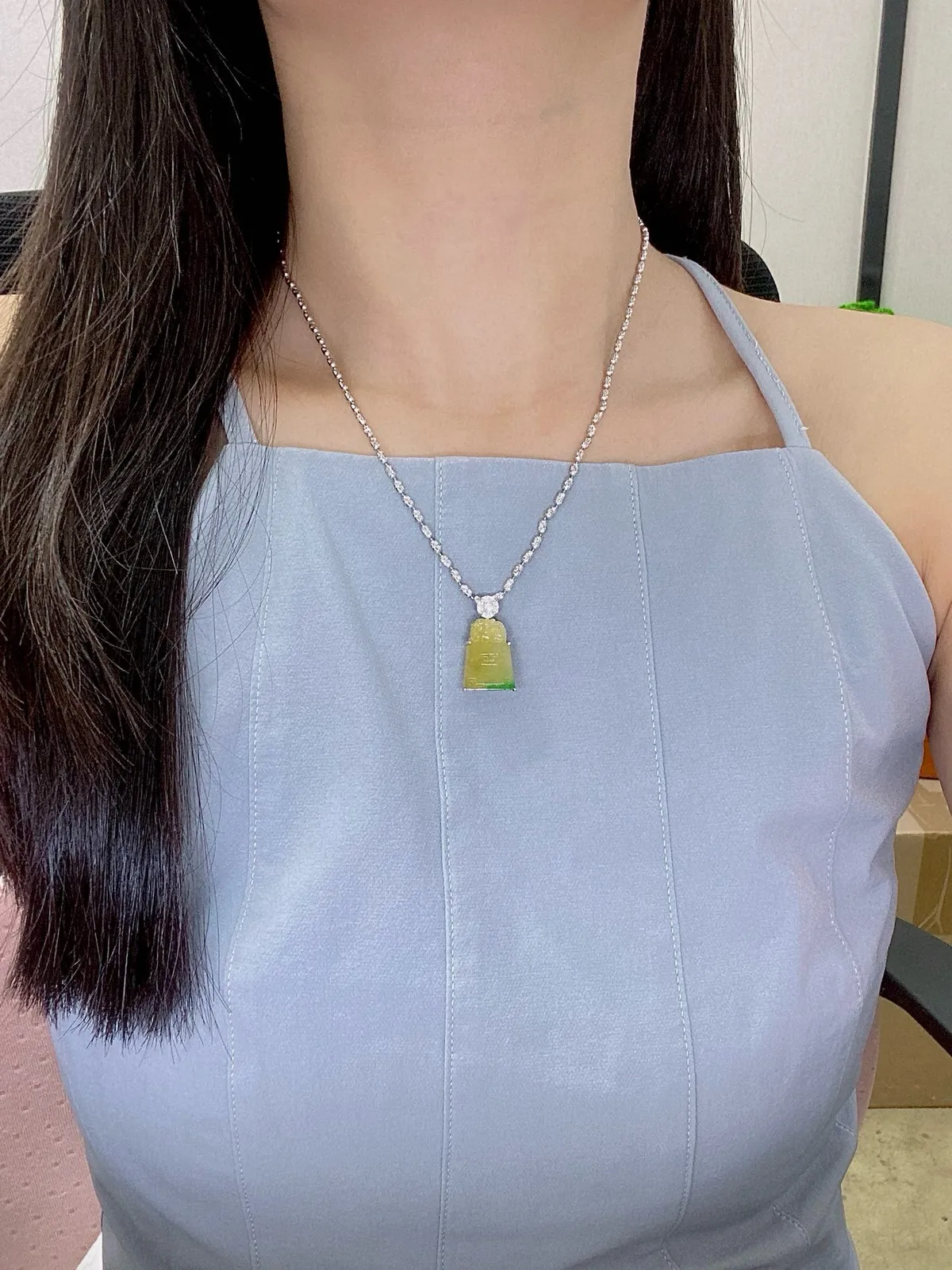 【冰种黄加绿仿古貔貅牌】质地细腻，冰润透亮，光泽出众，冰感十足，18k金钻镶嵌，裸石尺寸18.1*12.7*3.6毫米