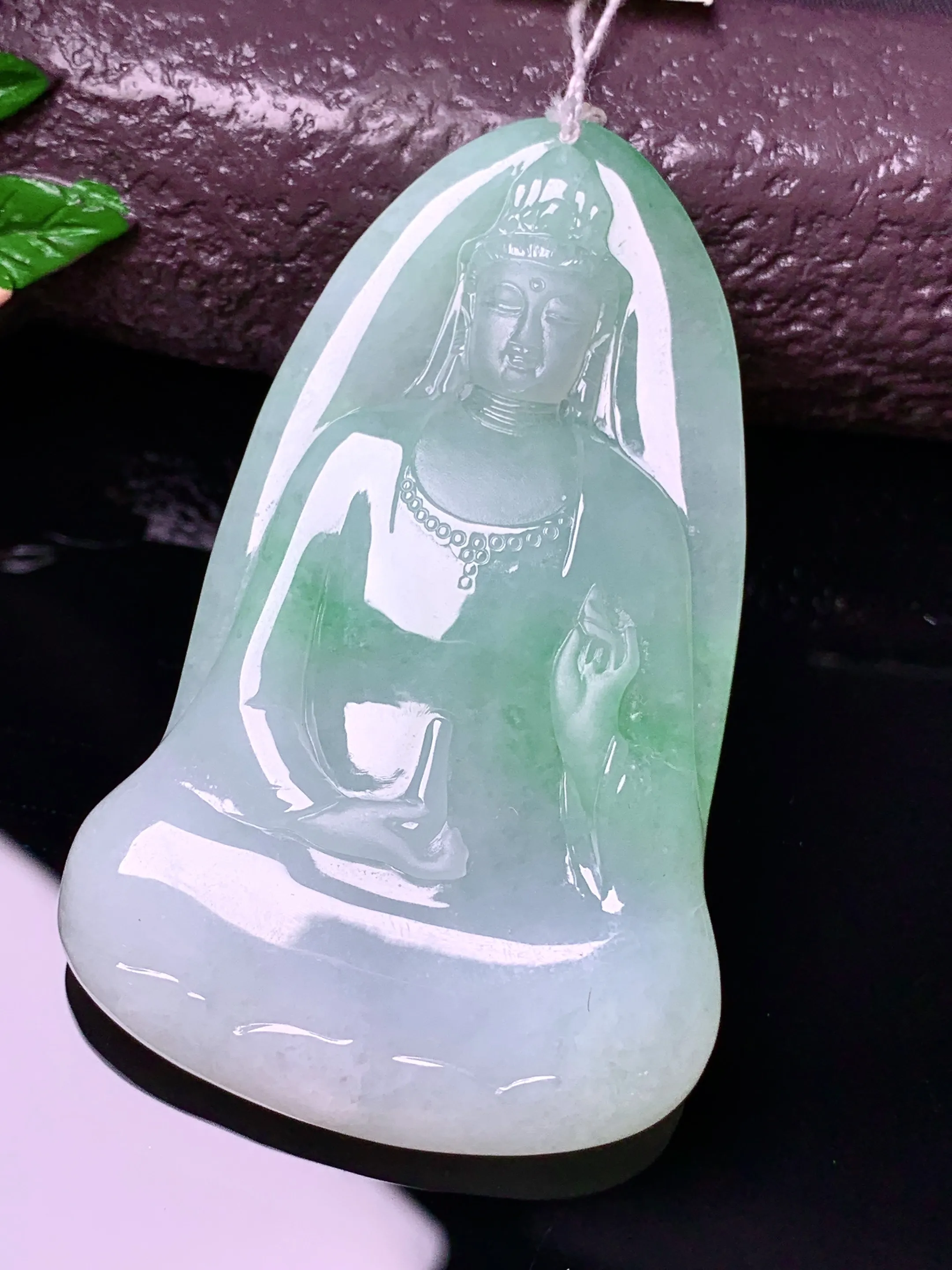 飘绿观音菩萨吊坠 玉质细腻 水润亮眼 色泽艳丽 整体尺寸59.2*37*6.2