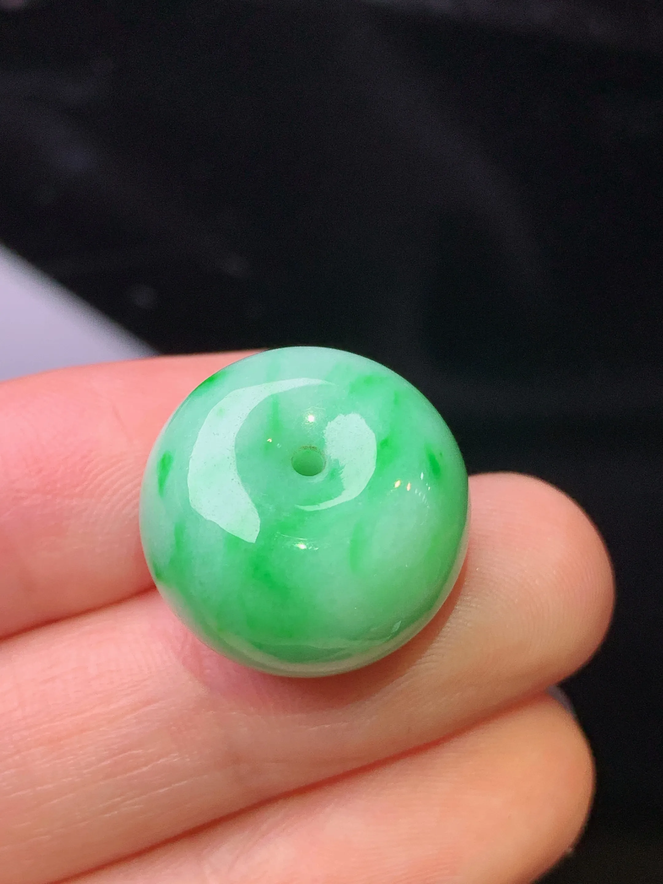 翠绿路路通吊坠 玉质细腻 水润亮眼 色泽艳丽 整体尺寸17.6*13