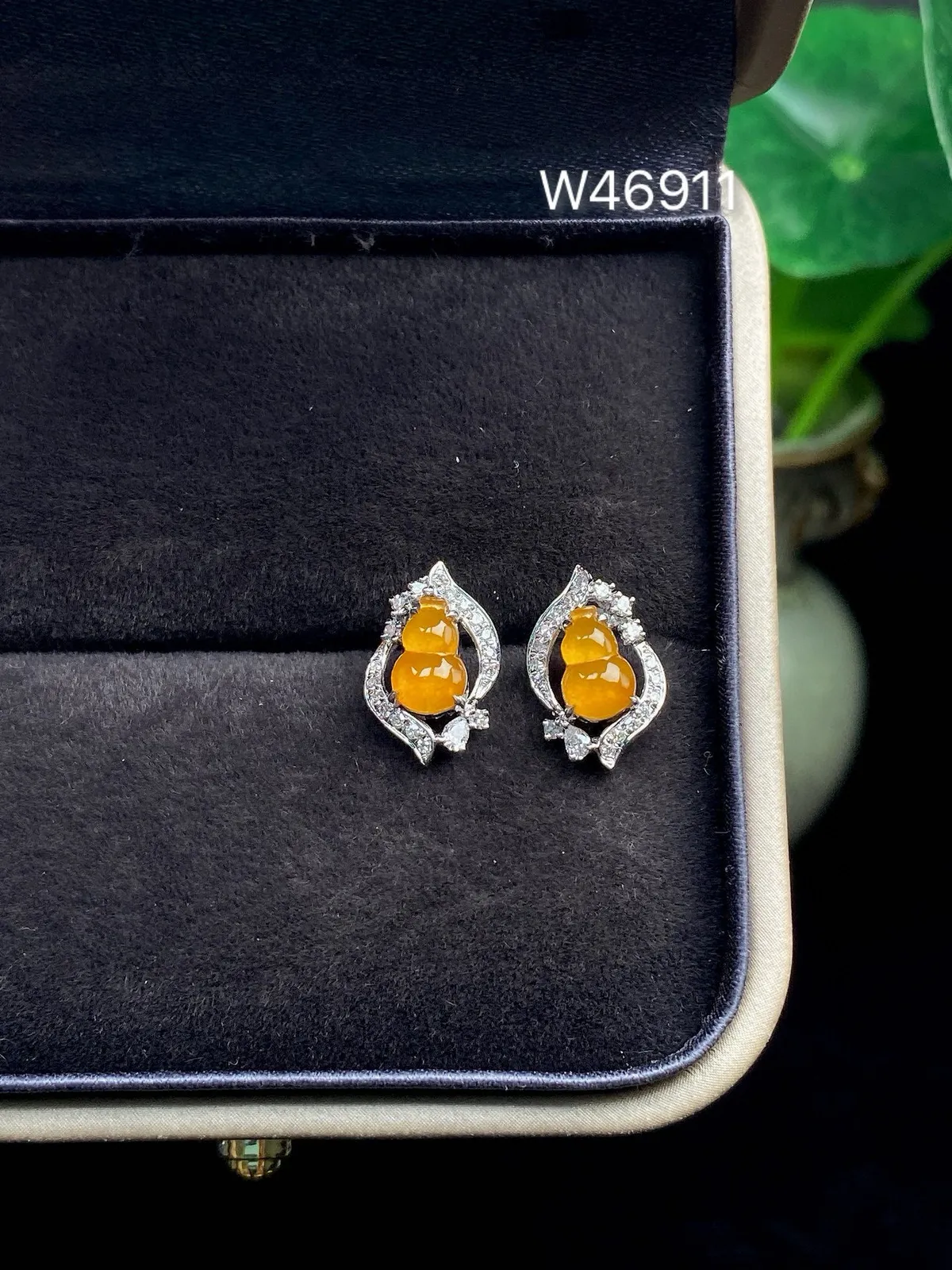 【冰种黄翡葫芦耳坠】金枝玉叶，质地细润，起刚起荧光，18K金钻镶嵌，裸石尺寸12.4*8.1*4.5