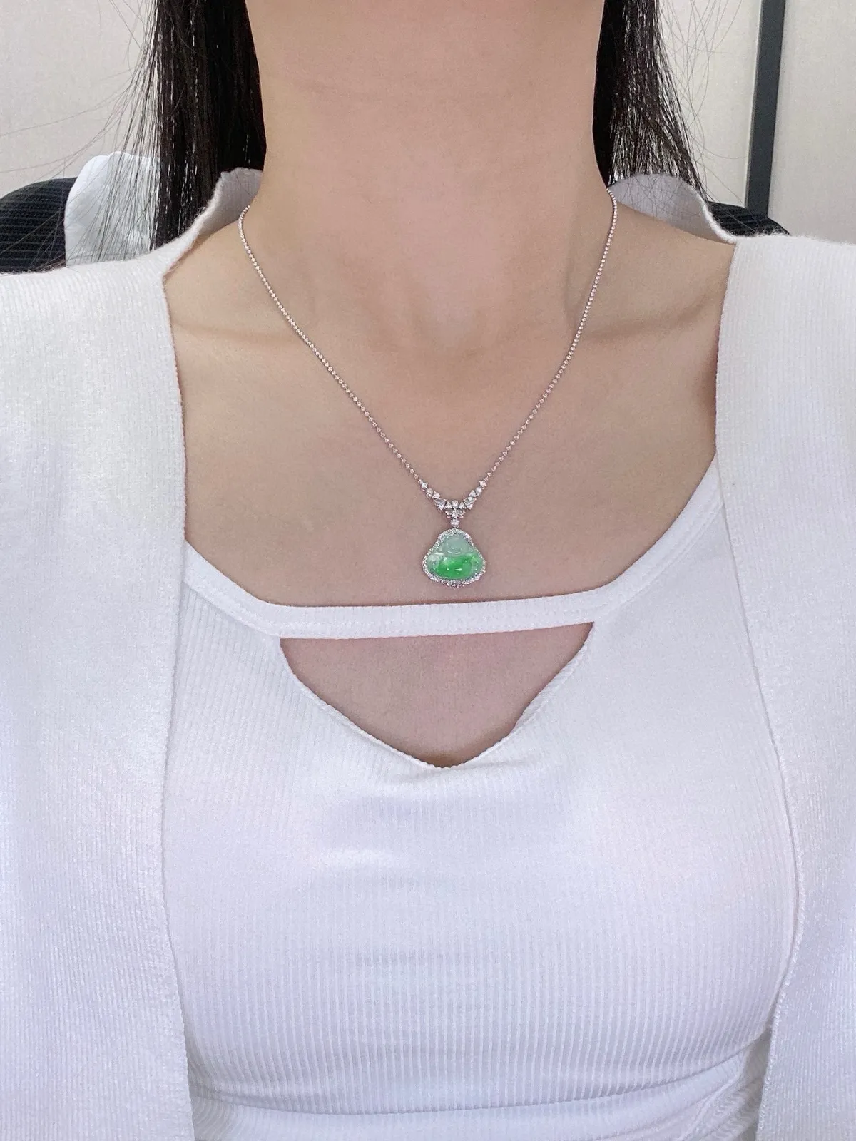 【冰种飘绿佛公吊坠】种水上乘，晶莹剔透，纯净通透，莹光感很强，18k金钻镶嵌，裸石尺寸11.7*14.8*3.5毫米