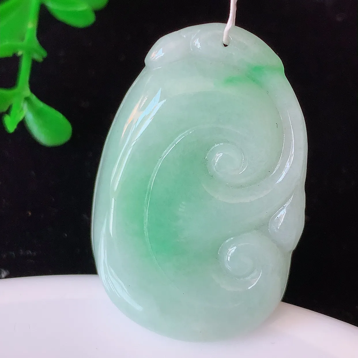 自然光实拍，冰润飘绿翡翠万事如意吊坠，翠色灵动，种老水足，寓意好，品相佳，佩戴佳品！#35.7