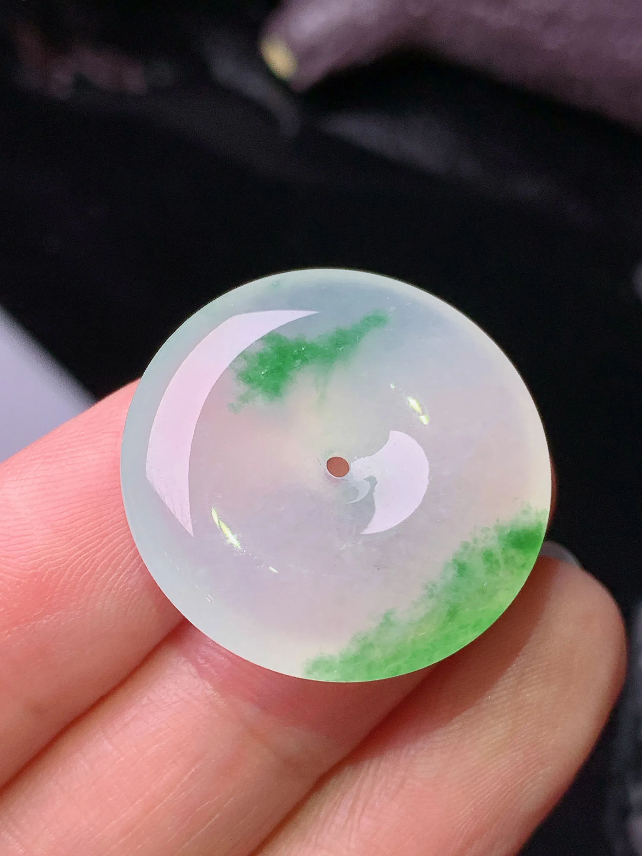 冰种飘绿平安扣吊坠 玉质细腻 水润亮眼 色泽艳丽 整体尺寸24.3*5.6