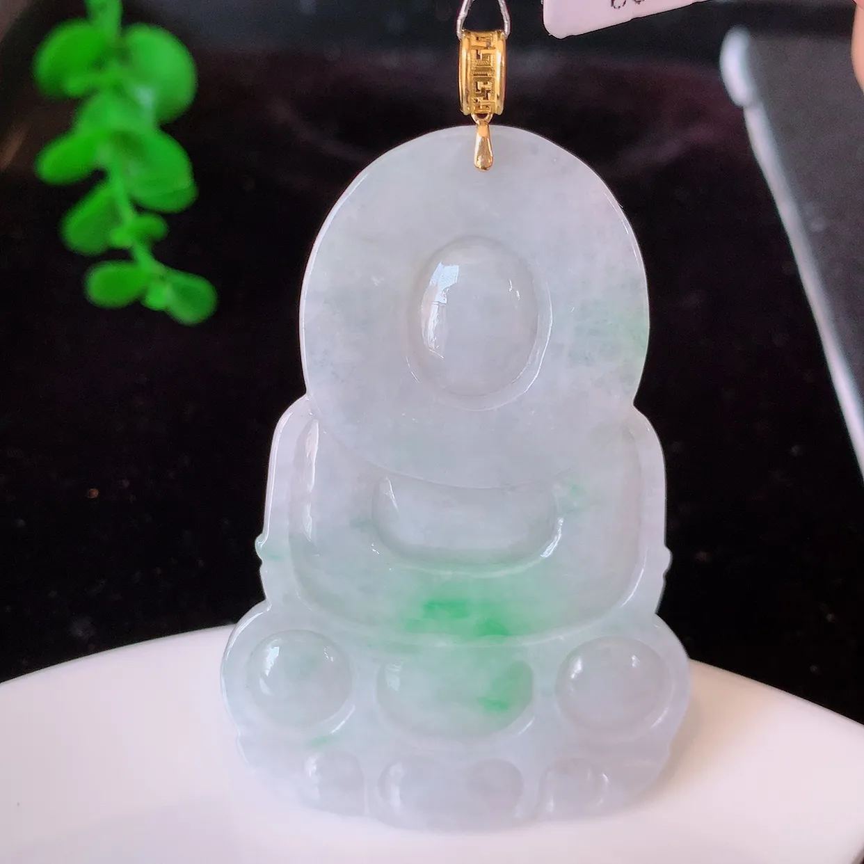 18K金镶嵌冰润飘绿翡翠观音菩萨吊坠，赐福翡翠观音，观音面相端庄，品相佳，佩戴气质！#35.7整体64.2裸石57.5*38*5
