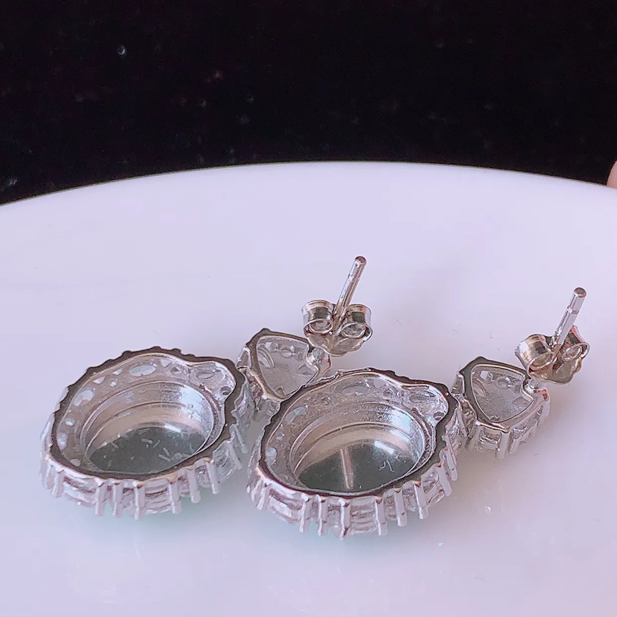 冰透满绿翡翠925银镶嵌耳坠，自然光实拍，翠色灵动，颜色漂亮，种老水足，品相佳，佩戴佳品！#97.7整体22*12.5*6.5裸石10*7.8