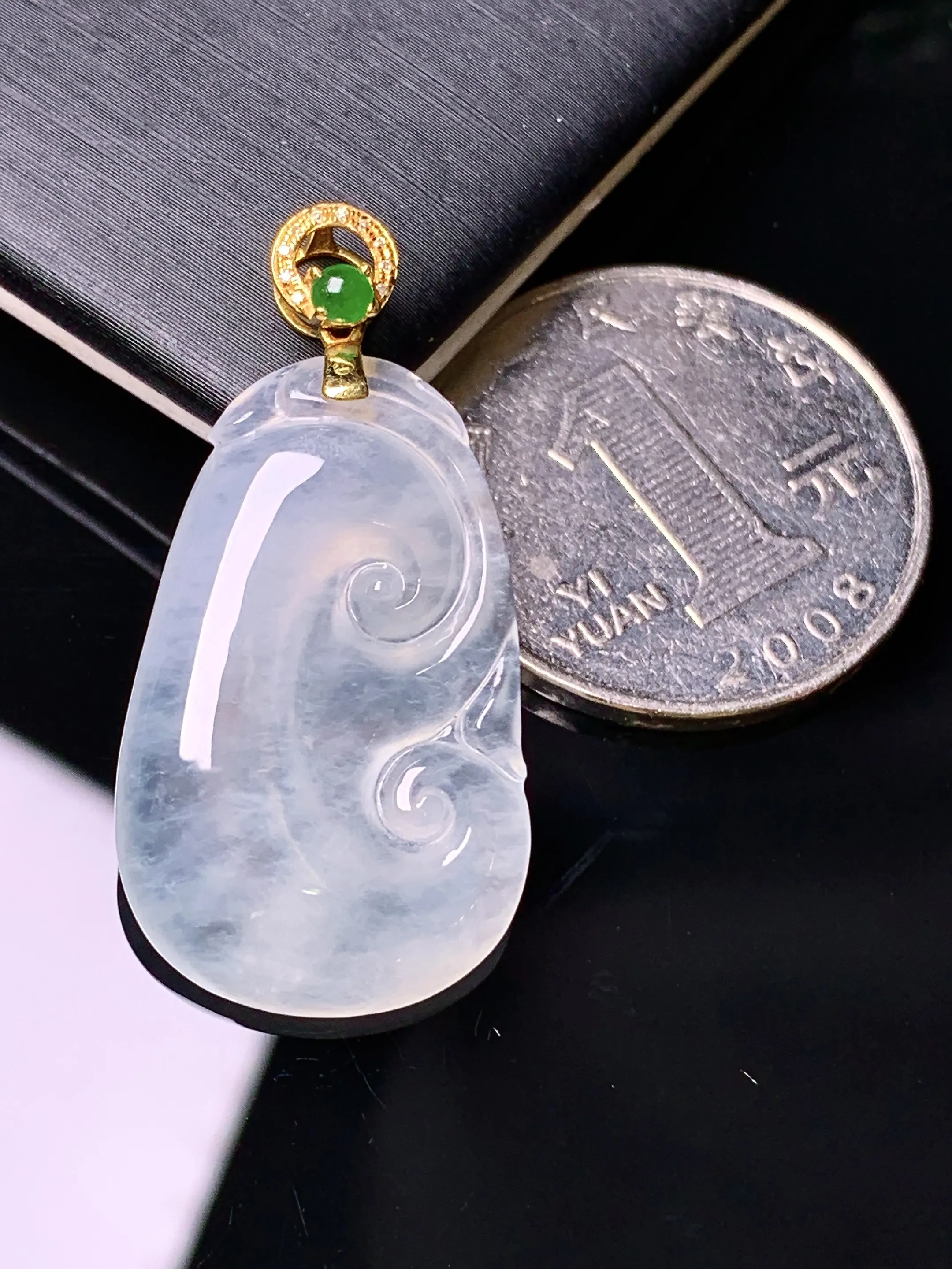 18k金镶嵌冰种如意吊坠 玉质细腻 水润亮眼 色泽艳丽 整体尺寸34.8*17.5*4.2