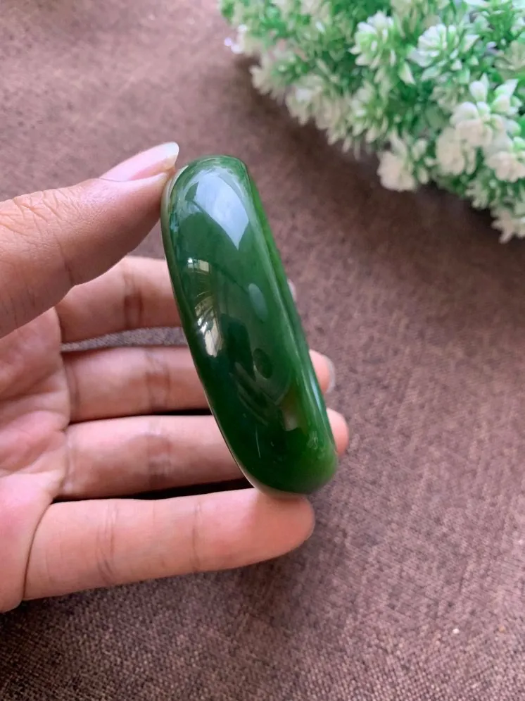 珍藏品，圈口57和田玉碧玉菠菜绿手镯，玉质细腻油润，密度紧凑，高脂粉，高品质