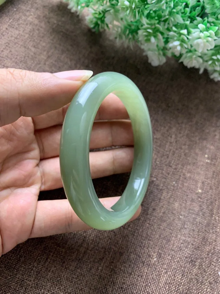 和田玉56.5圈口清水色手镯，玉质细腻油润 底色纯净 脂粉好，品质好。