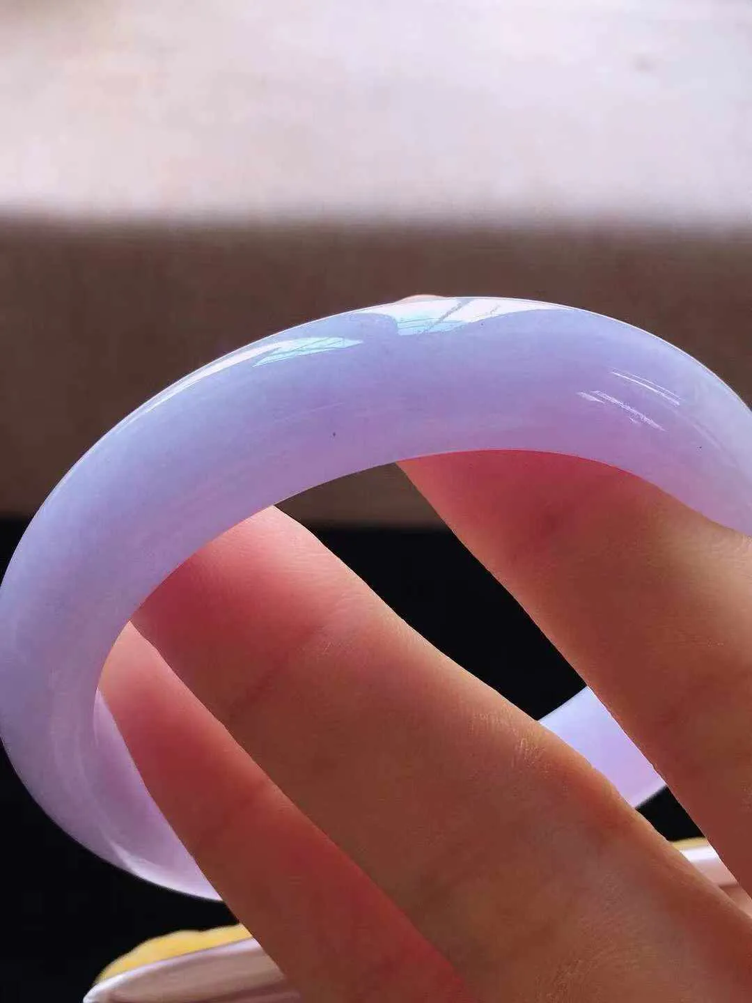 【翡翠名称】冰润紫罗兰53正圈口翡翠手镯
【翡翠尺寸】53*12.5*8mm适合52-54正圈口佩戴
【翡翠描述】缅甸天然翡翠A货，种老水足，玉质细腻，色泽靓丽，性价比高，佩戴效果好！