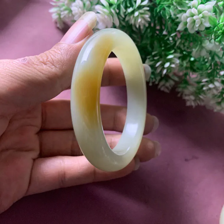 和田玉53圈口且末糖料手镯，圈口53宽12玉质细腻油润 底色纯净 脂粉好，品质高。