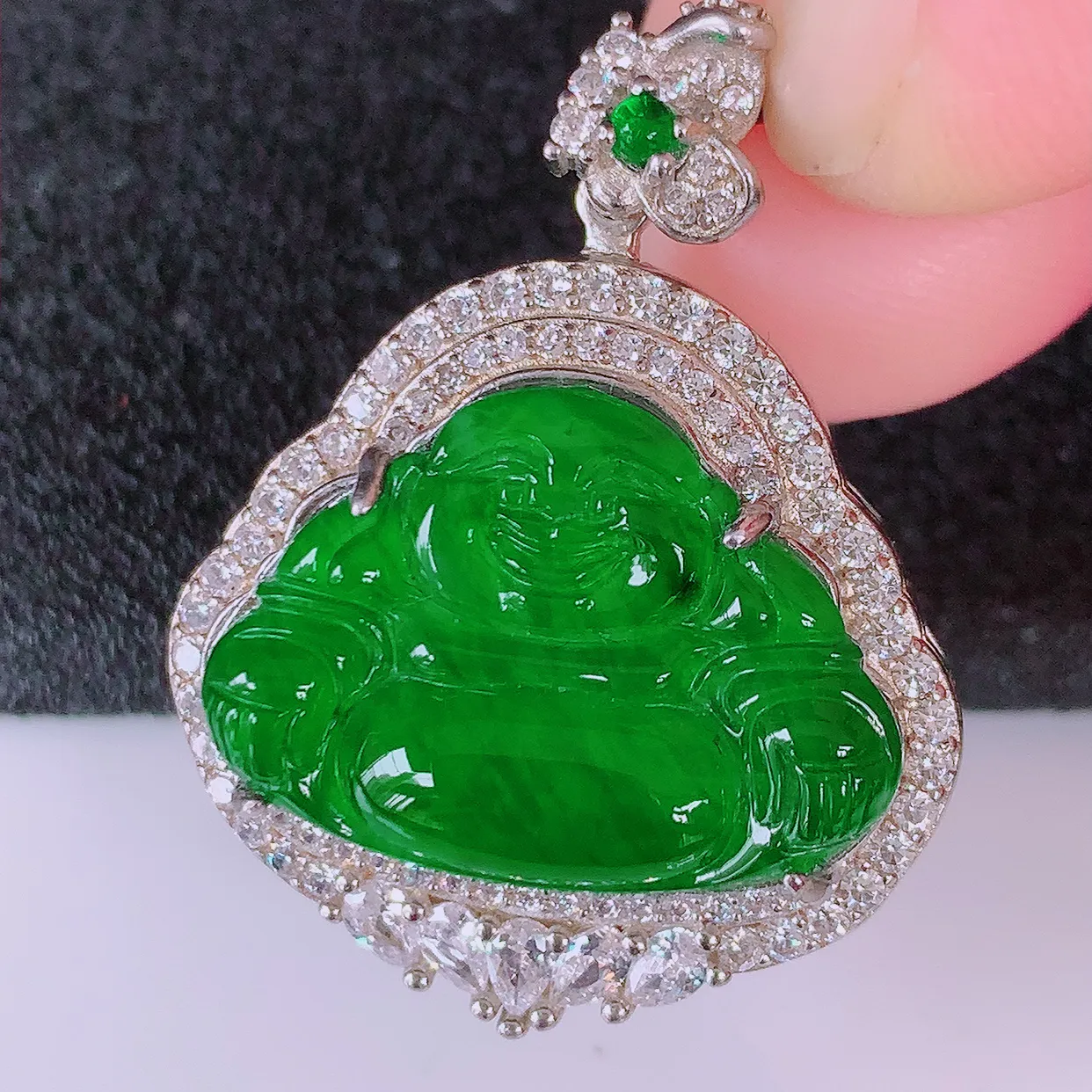 冰透满绿翡翠925银镶嵌佛公吊坠，自然光实拍，翠色灵动，颜色漂亮，种老水足，品相佳，佩戴 佳品！#97.9整体31.5*24*9.5裸石20.5*15