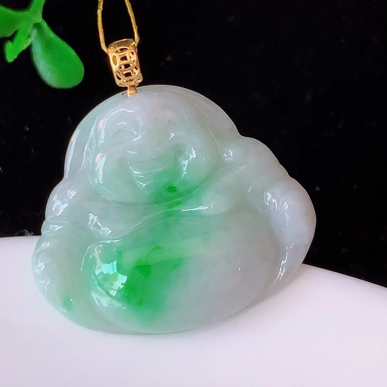 18k金镶嵌冰润飘绿翡翠佛公吊坠，款式新颖，佩戴效果时尚出众，尽显气质，水润精细，美感十足。#35.