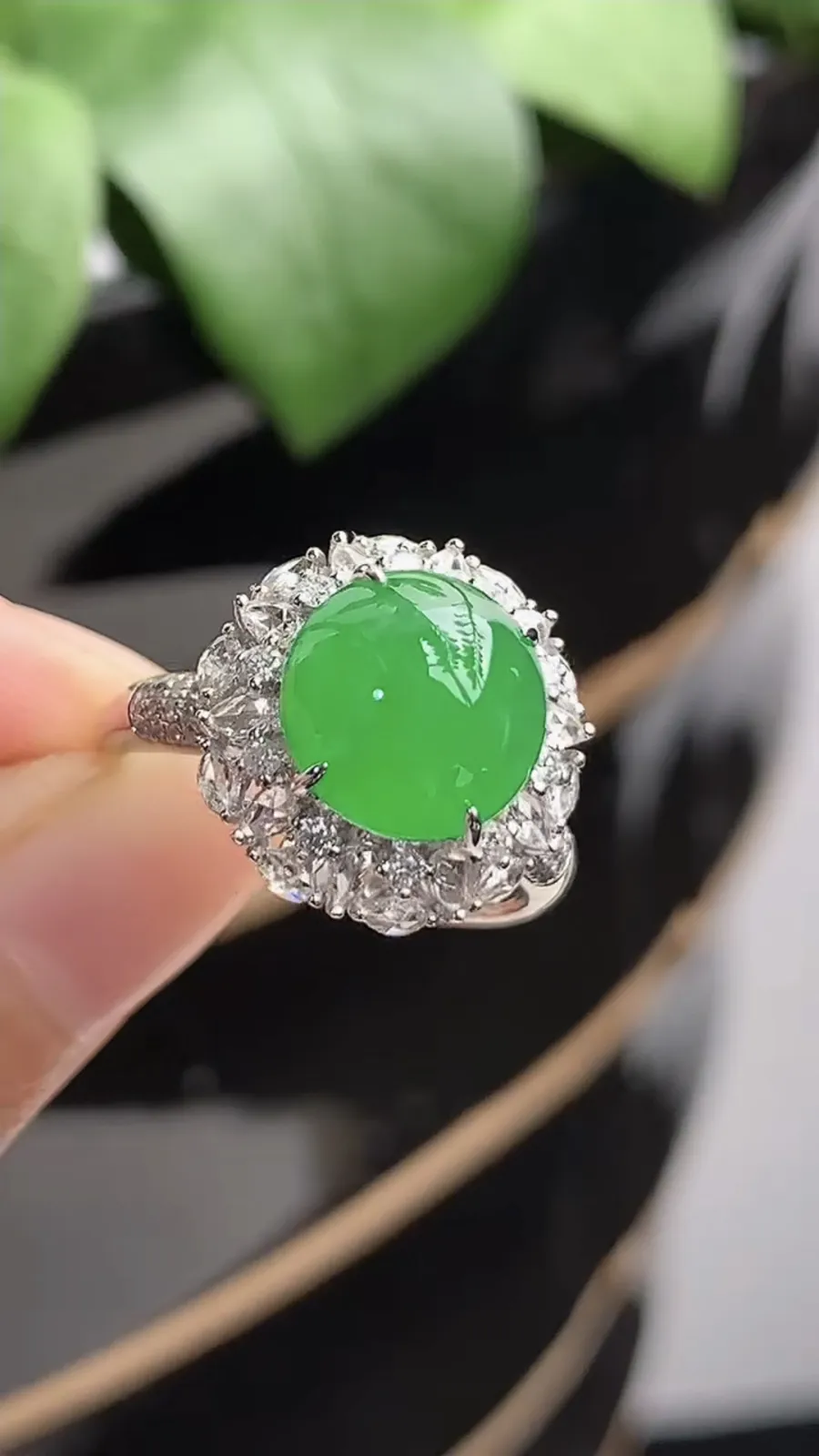 a货翡翠老坑冰种18K金伴钻镶嵌阳绿蛋面戒指 圈口17.4裸石尺寸9.6×9.2mm 重量4.45g 1209