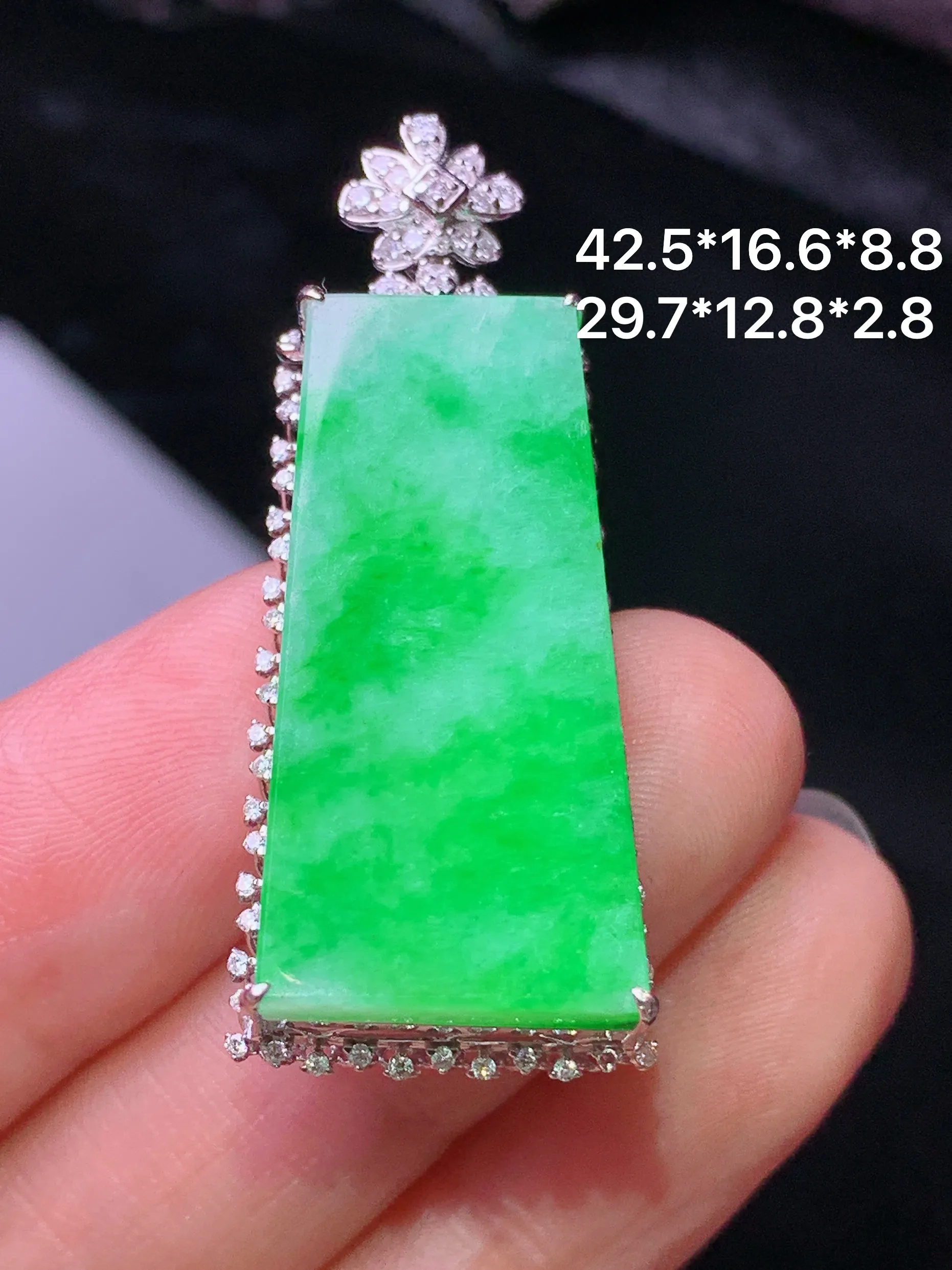 18k金钻镶嵌翠绿无事牌吊坠 玉质细腻 水润亮眼 色泽艳丽 整体尺寸42.5*16.6*8.8