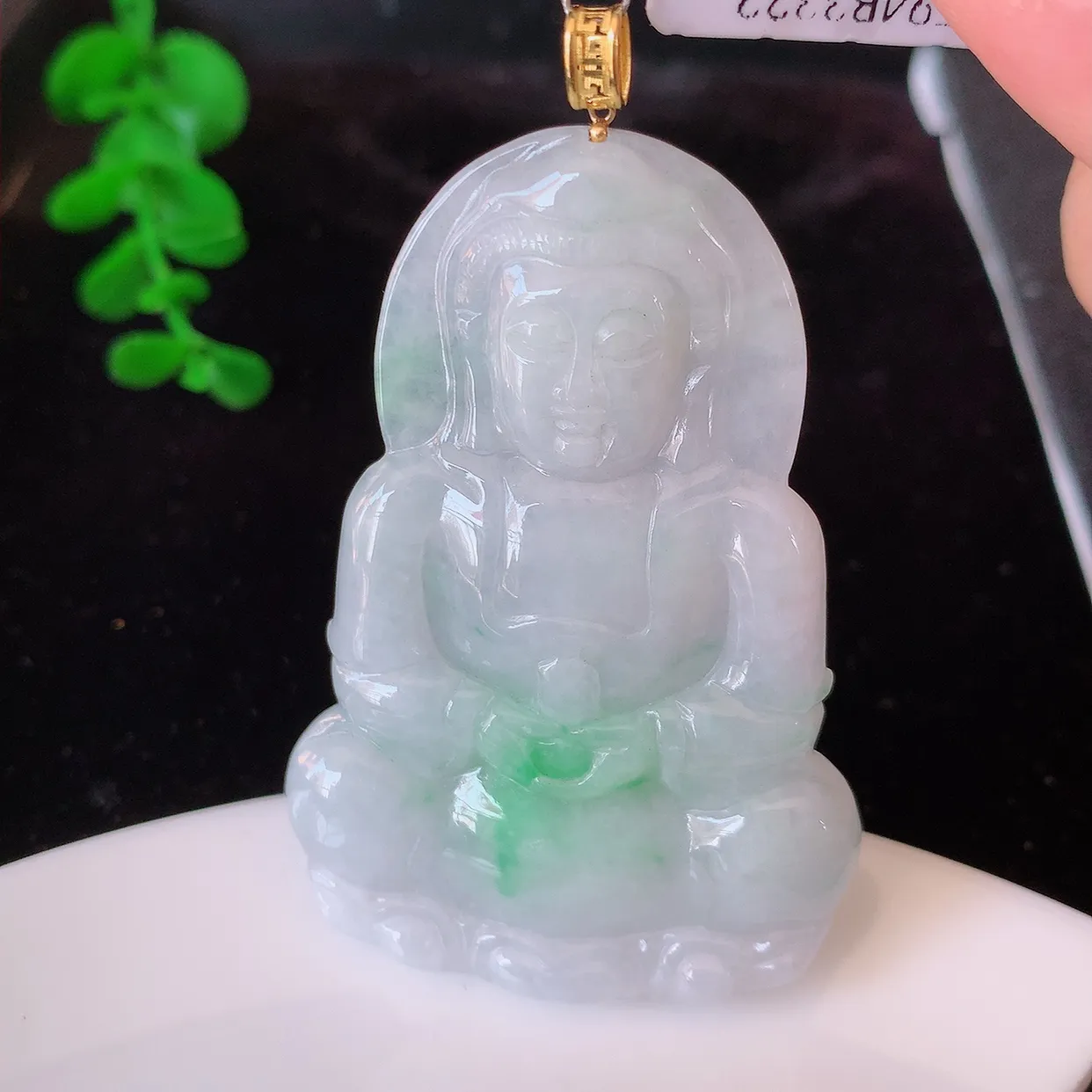 18K金镶嵌冰润飘绿翡翠观音菩萨吊坠，赐福翡翠观音，观音面相端庄，品相佳，佩戴气质！#35.7整体6
