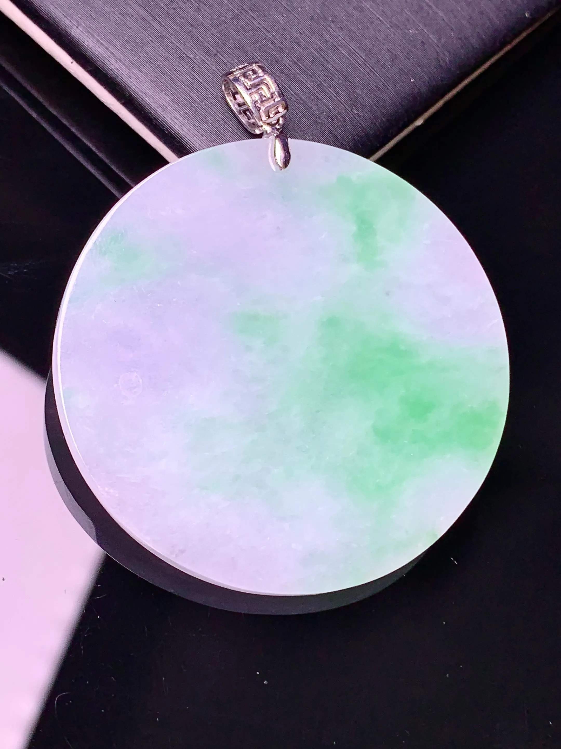 18k金镶嵌飘绿圆吊坠 玉质细腻 水润亮眼 色泽艳丽 整体尺寸48*40*3.3