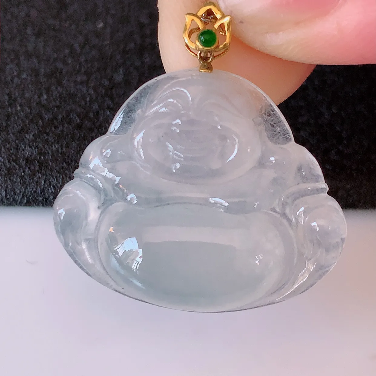 自然光实拍，18K金镶嵌冰种翡翠佛公吊坠，冰透饱满， 佛公亦保平安，寓意有福（佛公）相伴，品相佳，配戴优雅迷人！#41.7整体27.5裸石26.5*22*5.6