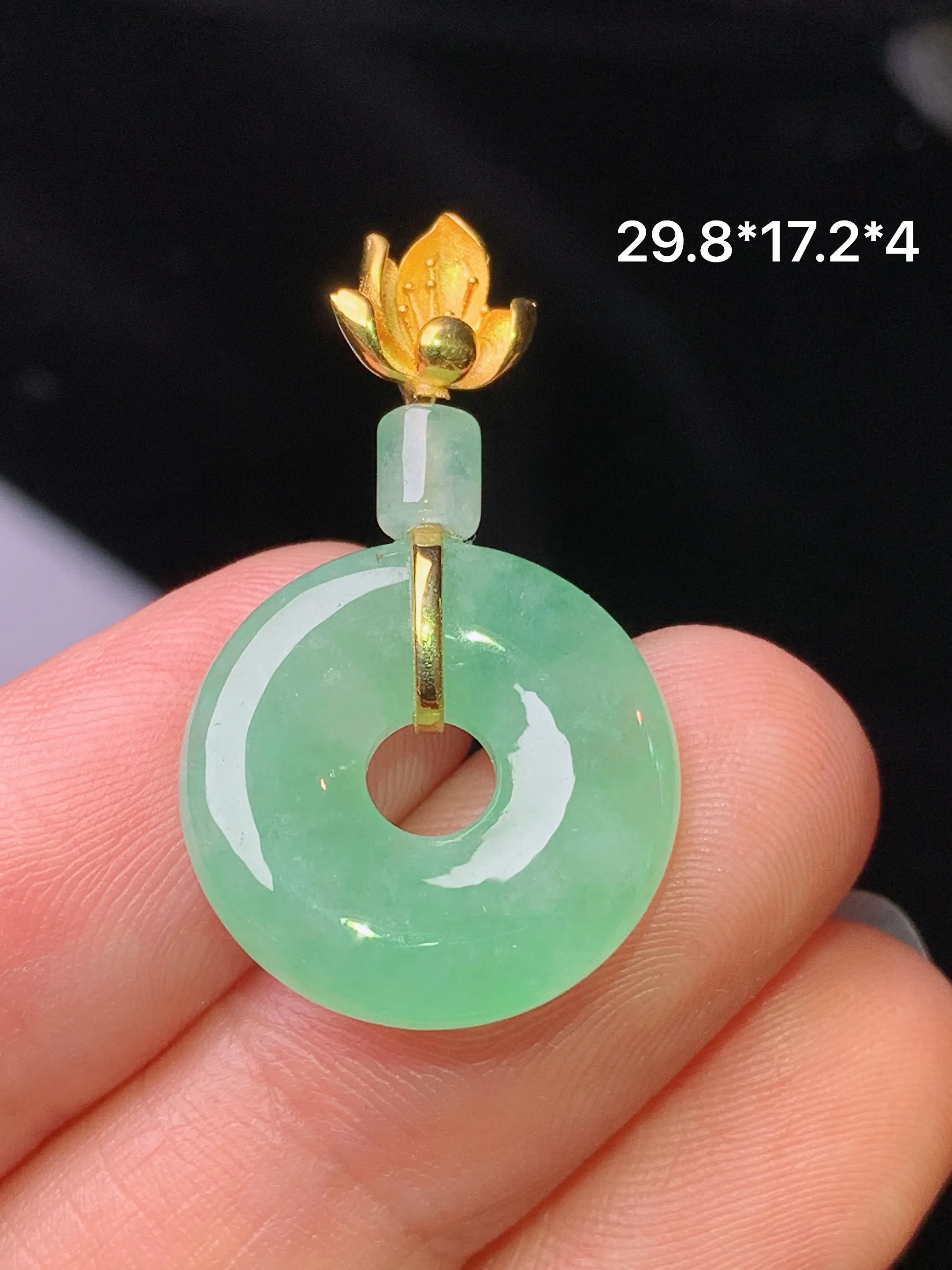 18k金镶嵌翠绿平安环吊坠 玉质细腻 水润亮眼 色泽艳丽 整体尺寸29.8*17.2*4