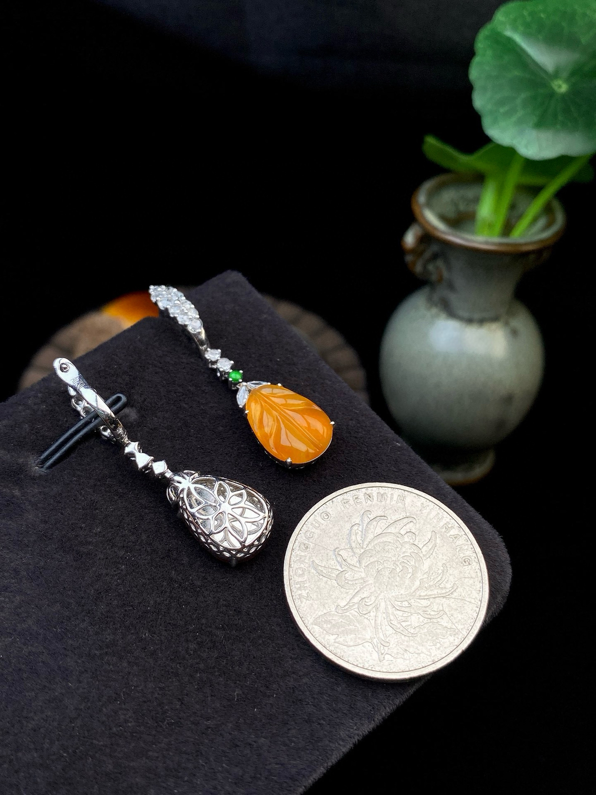 【冰种黄翡树叶耳坠】，金枝玉叶，质地细润，起刚起荧光，18K金钻镶嵌，裸石尺寸12.7*9.5*3毫米