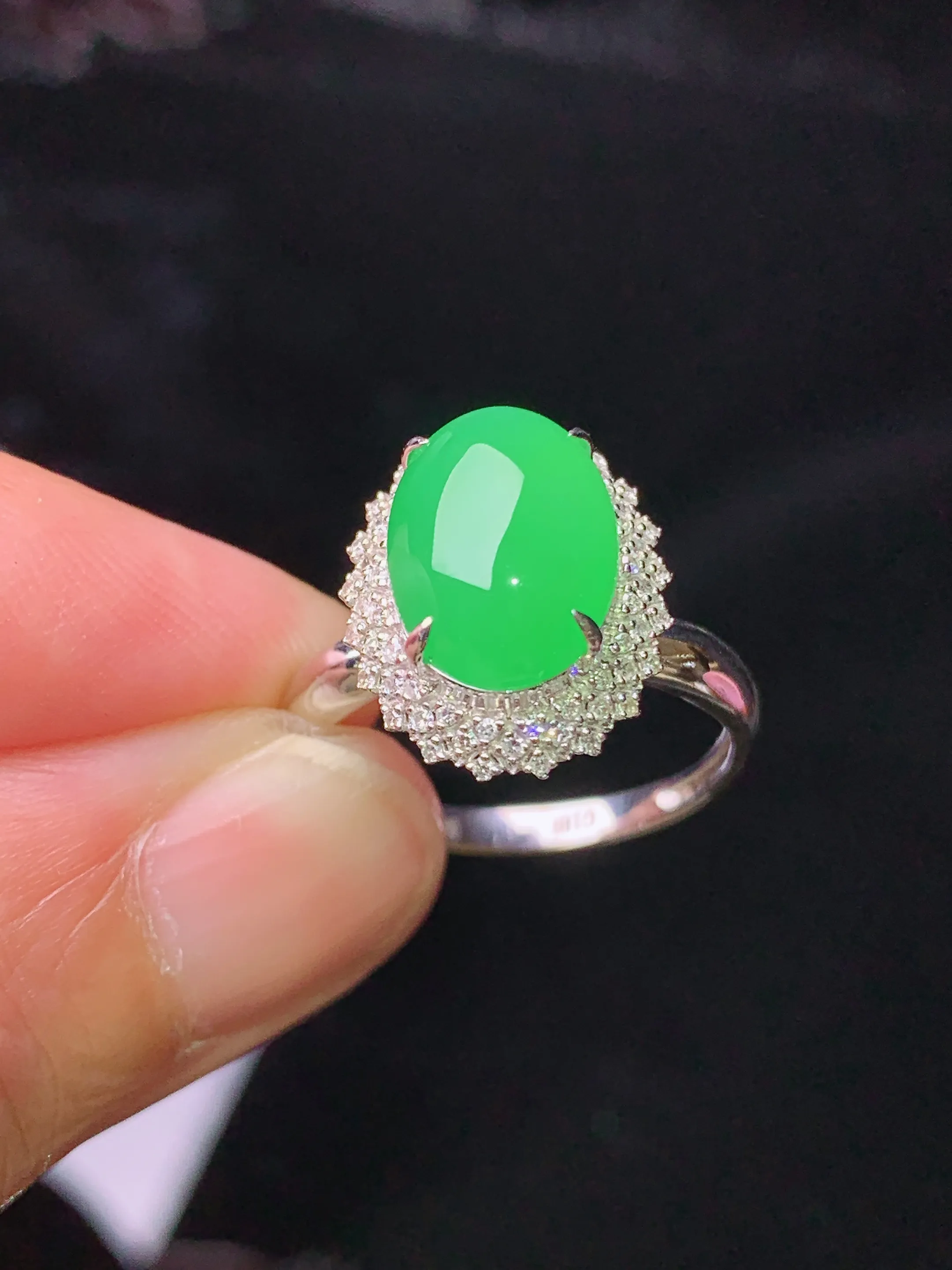 18k金钻镶嵌翠绿蛋面戒指 玉质细腻 水润亮眼 色泽艳丽 圈13.5 整体尺寸14.6*12*9.8