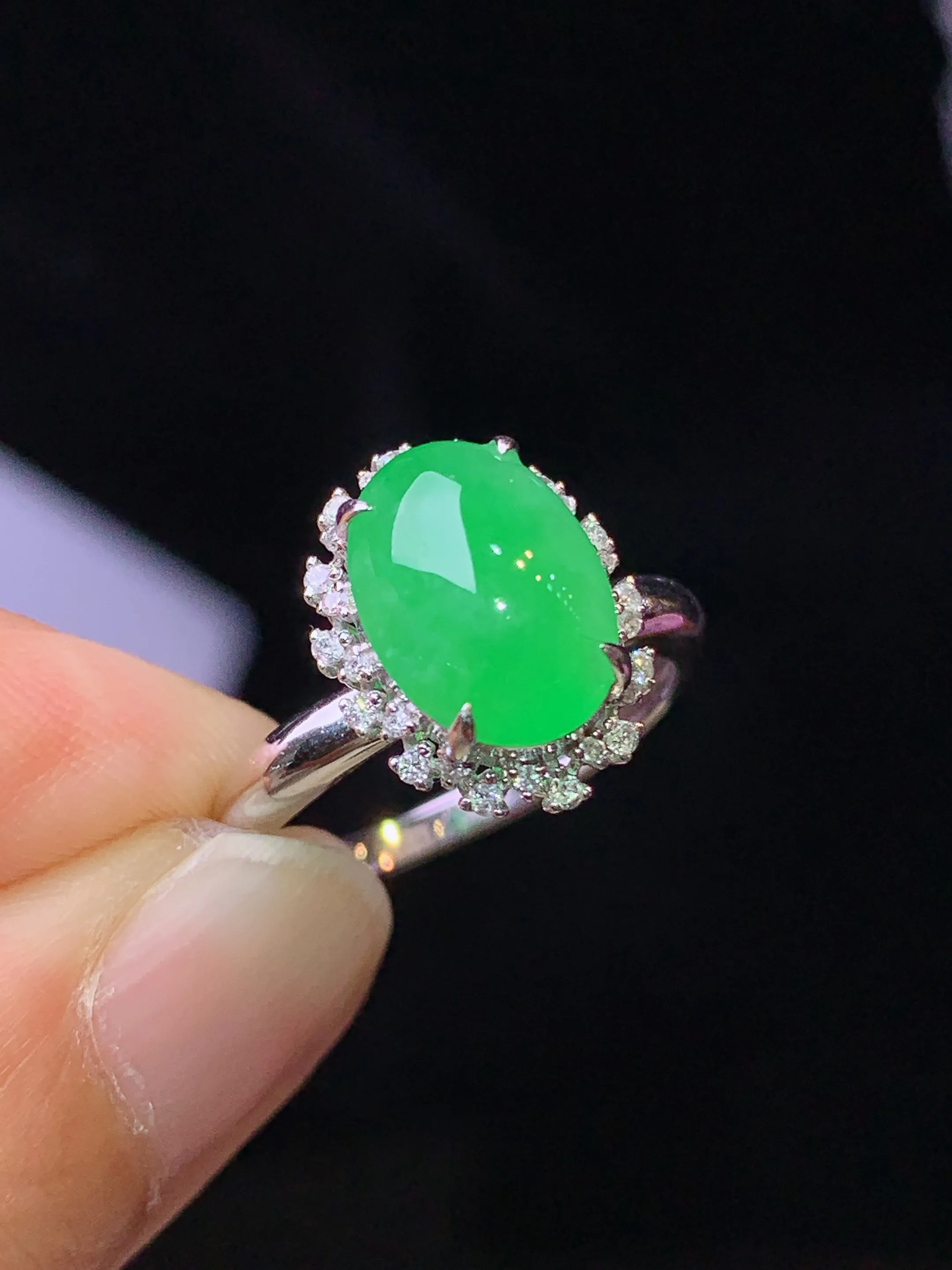 18k金钻镶嵌翠绿蛋面吊坠 玉质细腻 水润亮眼 色泽艳丽 圈口13.5 整体尺寸13.5*10.5*