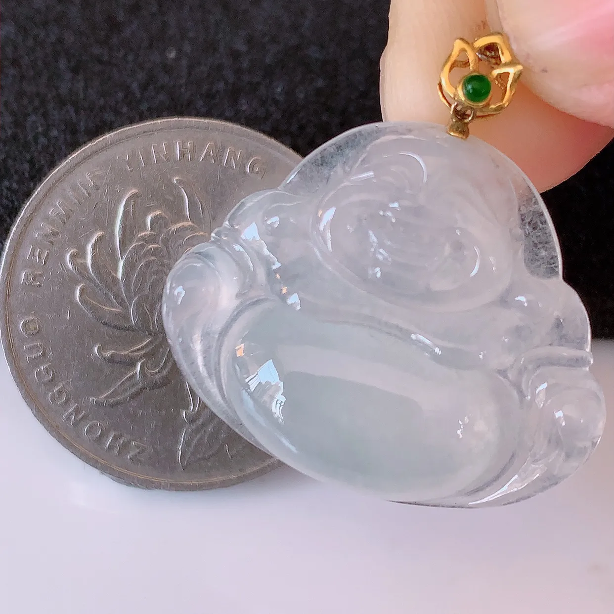 自然光实拍，18K金镶嵌冰种翡翠佛公吊坠，冰透饱满， 佛公亦保平安，寓意有福（佛公）相伴，品相佳，配戴优雅迷人！#41.7整体27.5裸石26.5*22*5.6