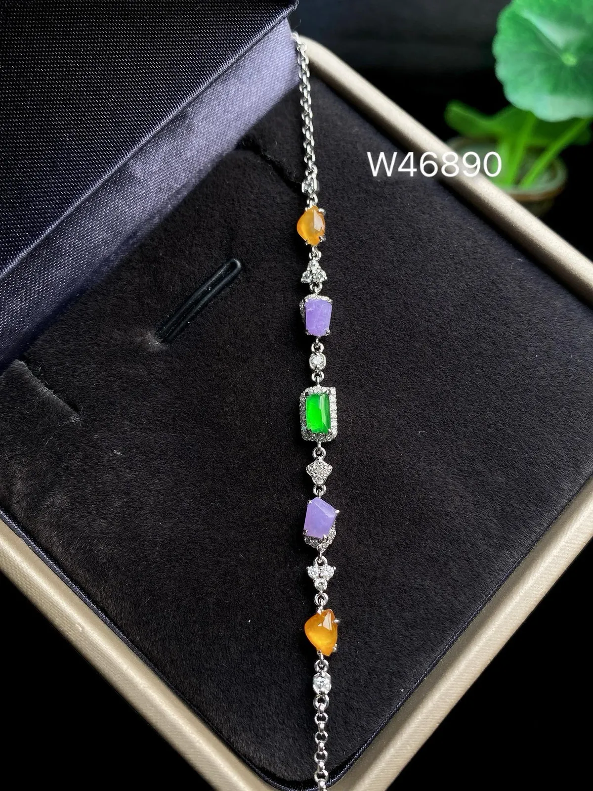 【冰种绿方无事牌镶嵌手链】颗颗冰透，饱满圆润，光泽闪耀，流行款，18K金搭配，裸石尺寸5*2.8*2