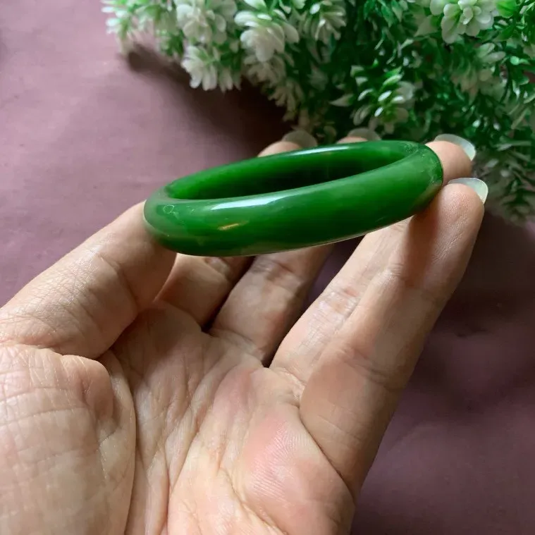 珍藏品，和田玉碧玉54.5圈口阳绿色手镯！玉质细腻油润 底色纯净 脂粉好，品质高。