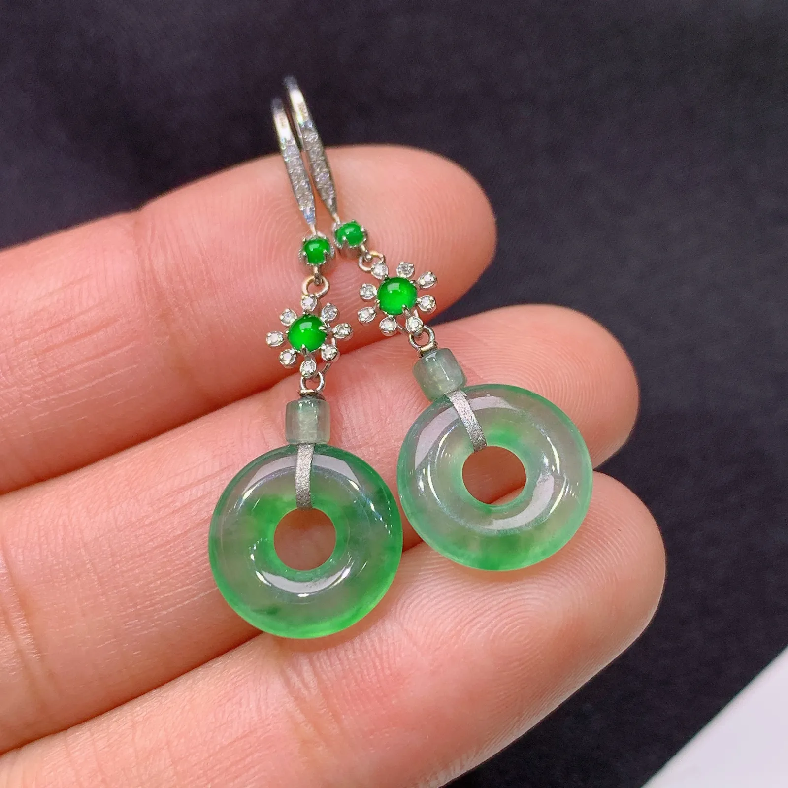 冰飘绿甜甜圈耳坠，18k金镶嵌，简约时尚，冰润色阳，种水足 尺寸11.4*2