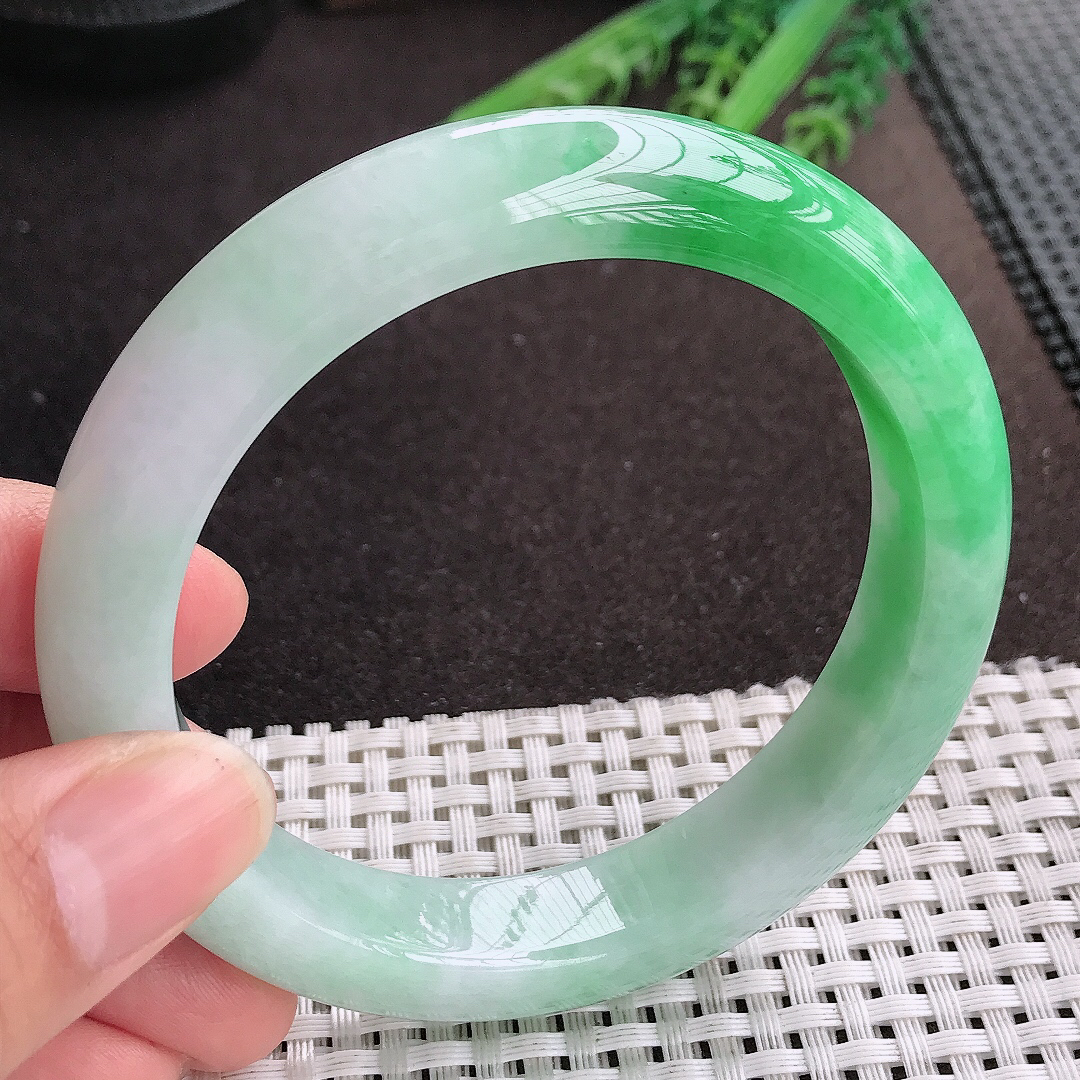 天然A货翡翠61.5/13/9.6老坑精美温润飘阳绿手镯大圈口宽边玉镯